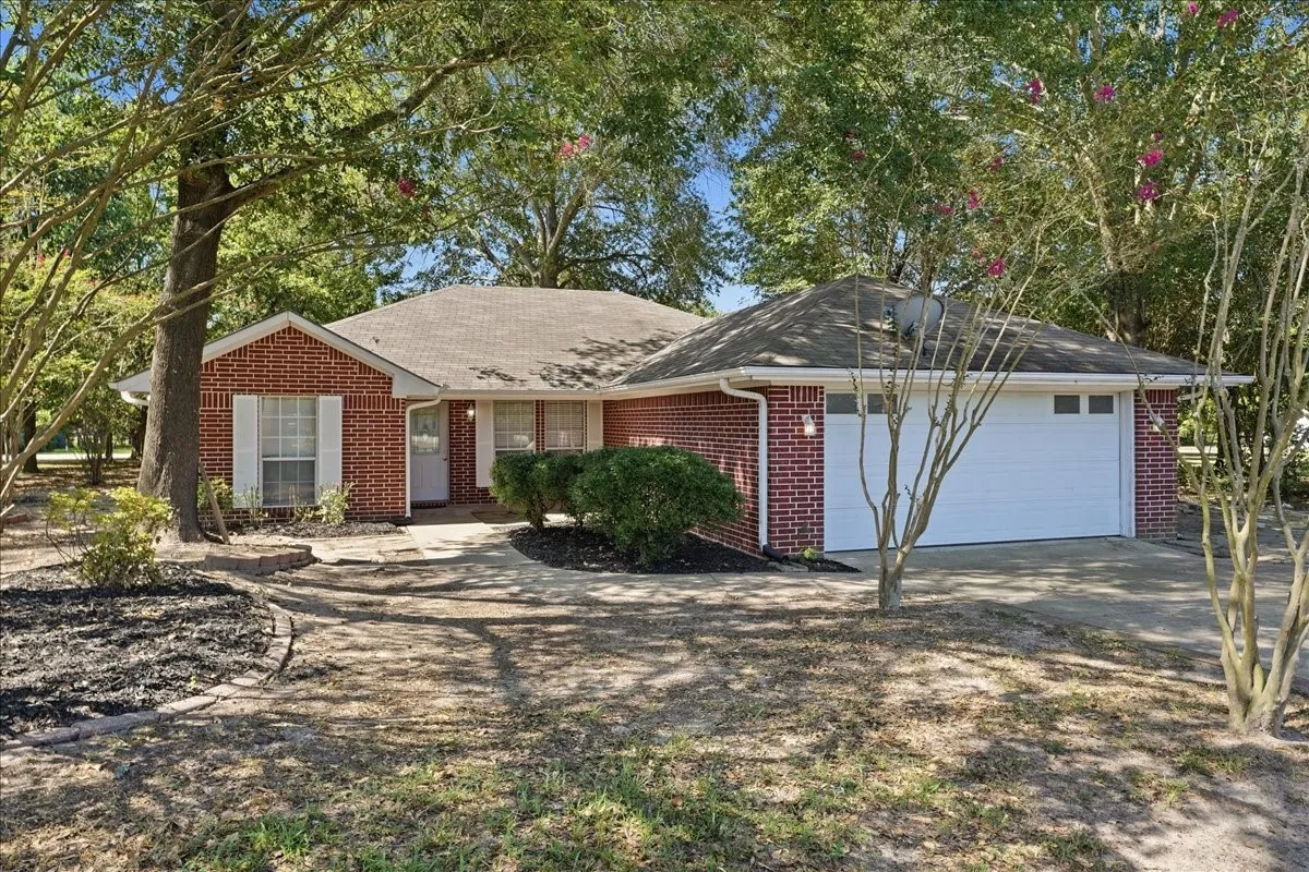 Single Family Residence For Sale in Wood County , 161 County Road 2232, Mineola, Texas 75773, 3 Bedroom, 2 Bathroom, 2 Garage spaces, 1,457 Sqft, built in 2005, mls#21340650, Real Estate Agent in Mineola, Homes For Sale in Wood county, Homes For Sale in Mineola, Realtor in Mineola Texas, Real Estate Brokerage Independent Realty Texas, Luminita Cordes Realtor