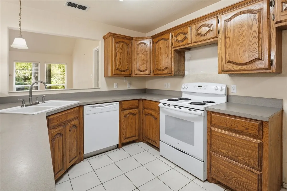 Single Family Residence For Sale in Wood County , 161 County Road 2232, Mineola, Texas 75773, 3 Bedroom, 2 Bathroom, 2 Garage spaces, 1,457 Sqft, built in 2005, mls#21340650, Real Estate Agent in Mineola, Homes For Sale in Wood county, Homes For Sale in Mineola, Realtor in Mineola Texas, Real Estate Brokerage Independent Realty Texas, Luminita Cordes Realtor