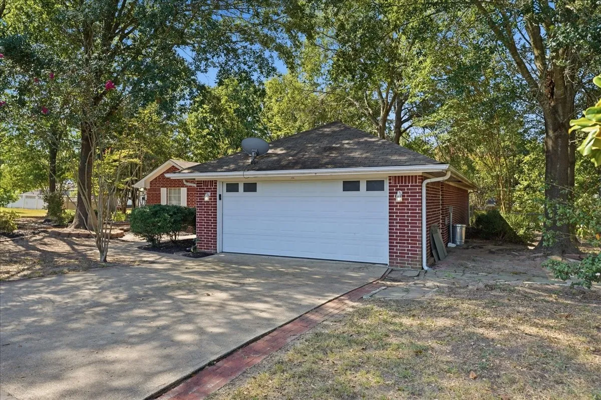 Single Family Residence For Sale in Wood County , 161 County Road 2232, Mineola, Texas 75773, 3 Bedroom, 2 Bathroom, 2 Garage spaces, 1,457 Sqft, built in 2005, mls#21340650, Real Estate Agent in Mineola, Homes For Sale in Wood county, Homes For Sale in Mineola, Realtor in Mineola Texas, Real Estate Brokerage Independent Realty Texas, Luminita Cordes Realtor