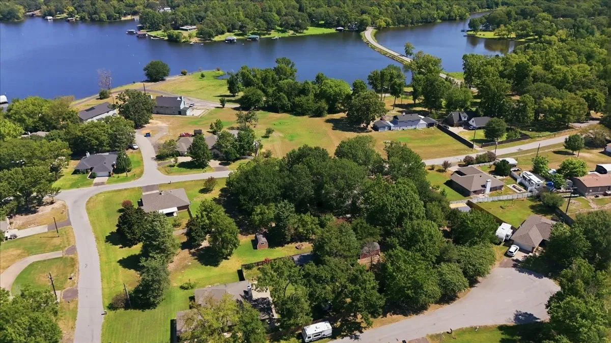 Single Family Residence For Sale in Wood County , 161 County Road 2232, Mineola, Texas 75773, 3 Bedroom, 2 Bathroom, 2 Garage spaces, 1,457 Sqft, built in 2005, mls#21340650, Real Estate Agent in Mineola, Homes For Sale in Wood county, Homes For Sale in Mineola, Realtor in Mineola Texas, Real Estate Brokerage Independent Realty Texas, Luminita Cordes Realtor
