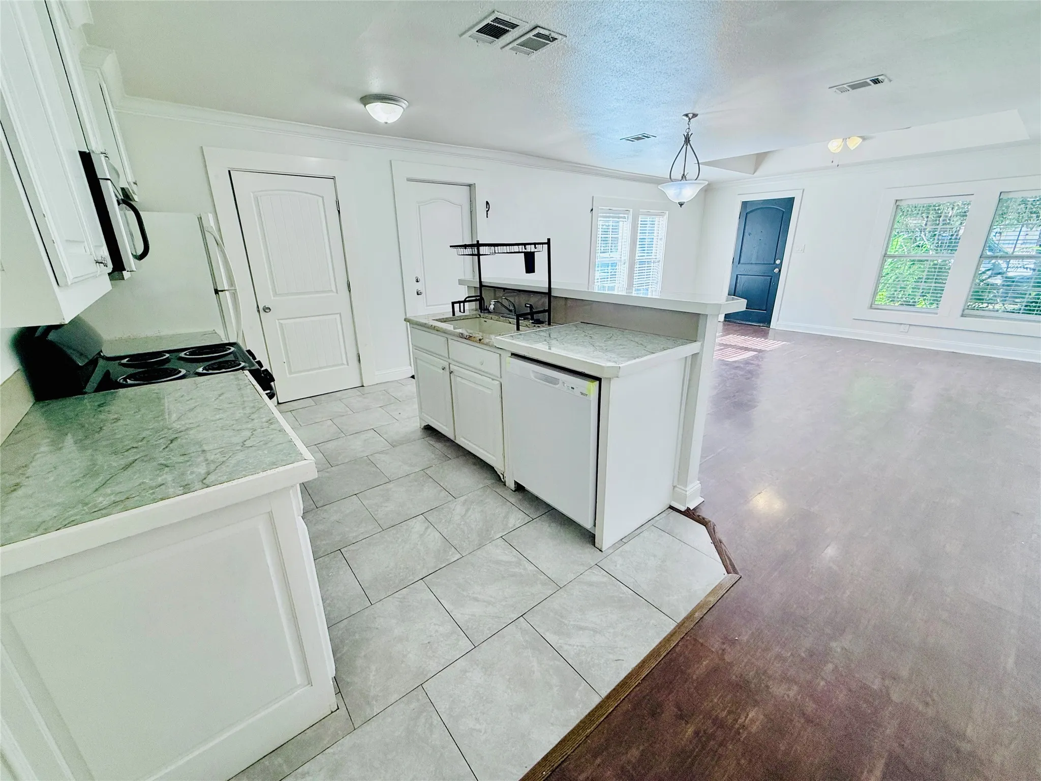 Duplex For Rent in Grayson County , 814 W College Street, Sherman, Texas 75092, 2 Bedroom, 2 Bathroom, Garage spaces, 1,100 Sqft, built in 1948, mls#21340762, Real Estate Agent in Sherman, Homes For Rent in Grayson county, Homes For Rent in Sherman, Realtor in Sherman Texas, Real Estate Brokerage Independent Realty Texas, Luminita Cordes Realtor