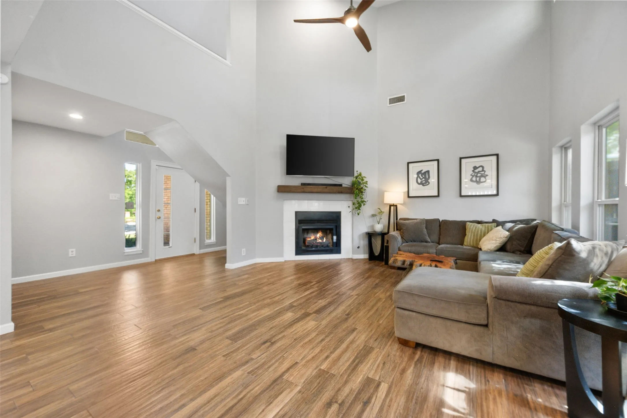 Single Family Residence For Sale in Tarrant County , 3512 Townlake Circle, Arlington, Texas 76016, 3 Bedroom, 3 Bathroom, 2 Garage spaces, 2,298 Sqft, built in 1984, mls#21339957, Real Estate Agent in Arlington, Homes For Sale in Tarrant county, Homes For Sale in Arlington, Realtor in Arlington Texas, Real Estate Brokerage Independent Realty Texas, Luminita Cordes Realtor