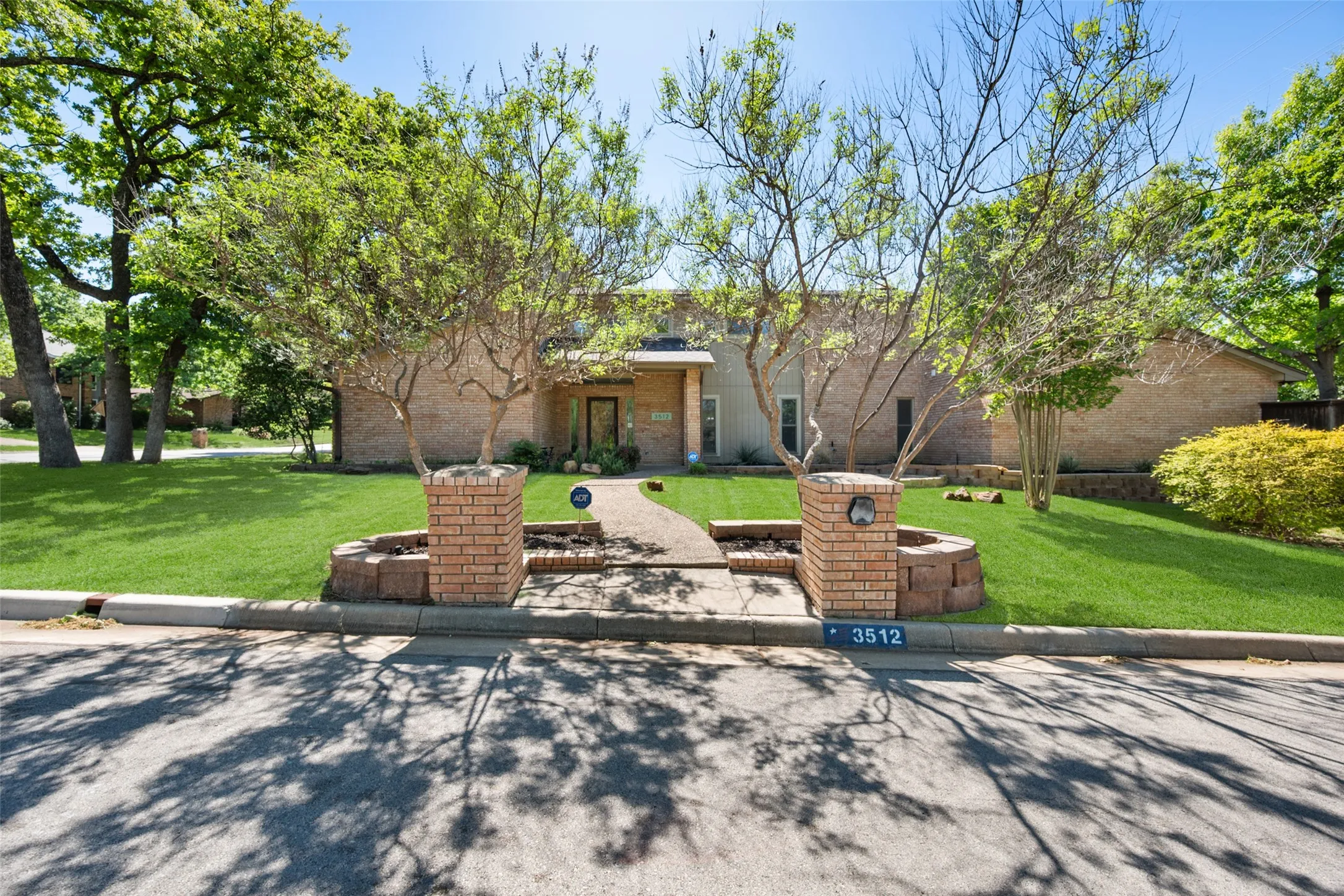 Single Family Residence For Sale in Tarrant County , 3512 Townlake Circle, Arlington, Texas 76016, 3 Bedroom, 3 Bathroom, 2 Garage spaces, 2,298 Sqft, built in 1984, mls#21339957, Real Estate Agent in Arlington, Homes For Sale in Tarrant county, Homes For Sale in Arlington, Realtor in Arlington Texas, Real Estate Brokerage Independent Realty Texas, Luminita Cordes Realtor