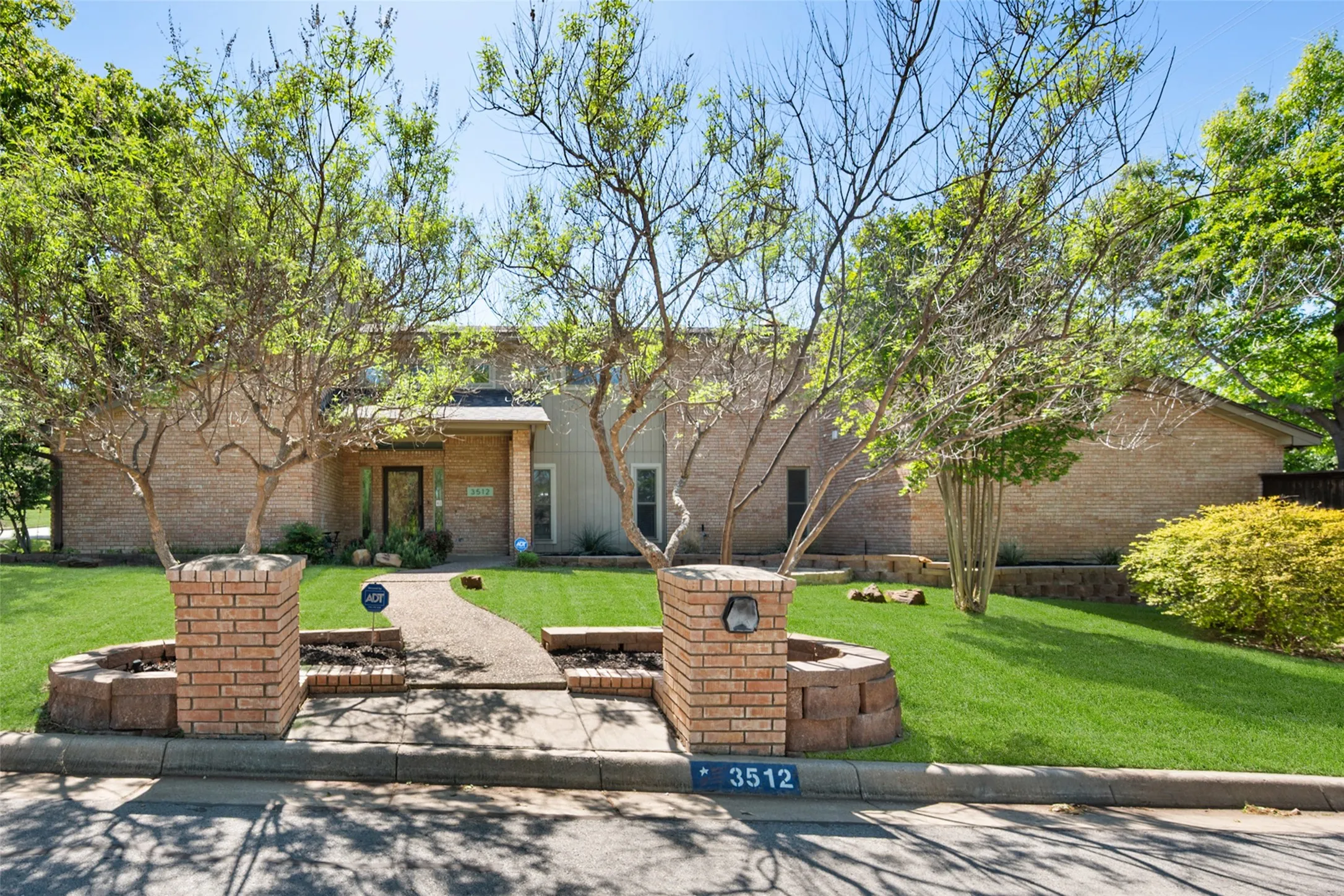 Single Family Residence For Sale in Tarrant County , 3512 Townlake Circle, Arlington, Texas 76016, 3 Bedroom, 3 Bathroom, 2 Garage spaces, 2,298 Sqft, built in 1984, mls#21339957, Real Estate Agent in Arlington, Homes For Sale in Tarrant county, Homes For Sale in Arlington, Realtor in Arlington Texas, Real Estate Brokerage Independent Realty Texas, Luminita Cordes Realtor