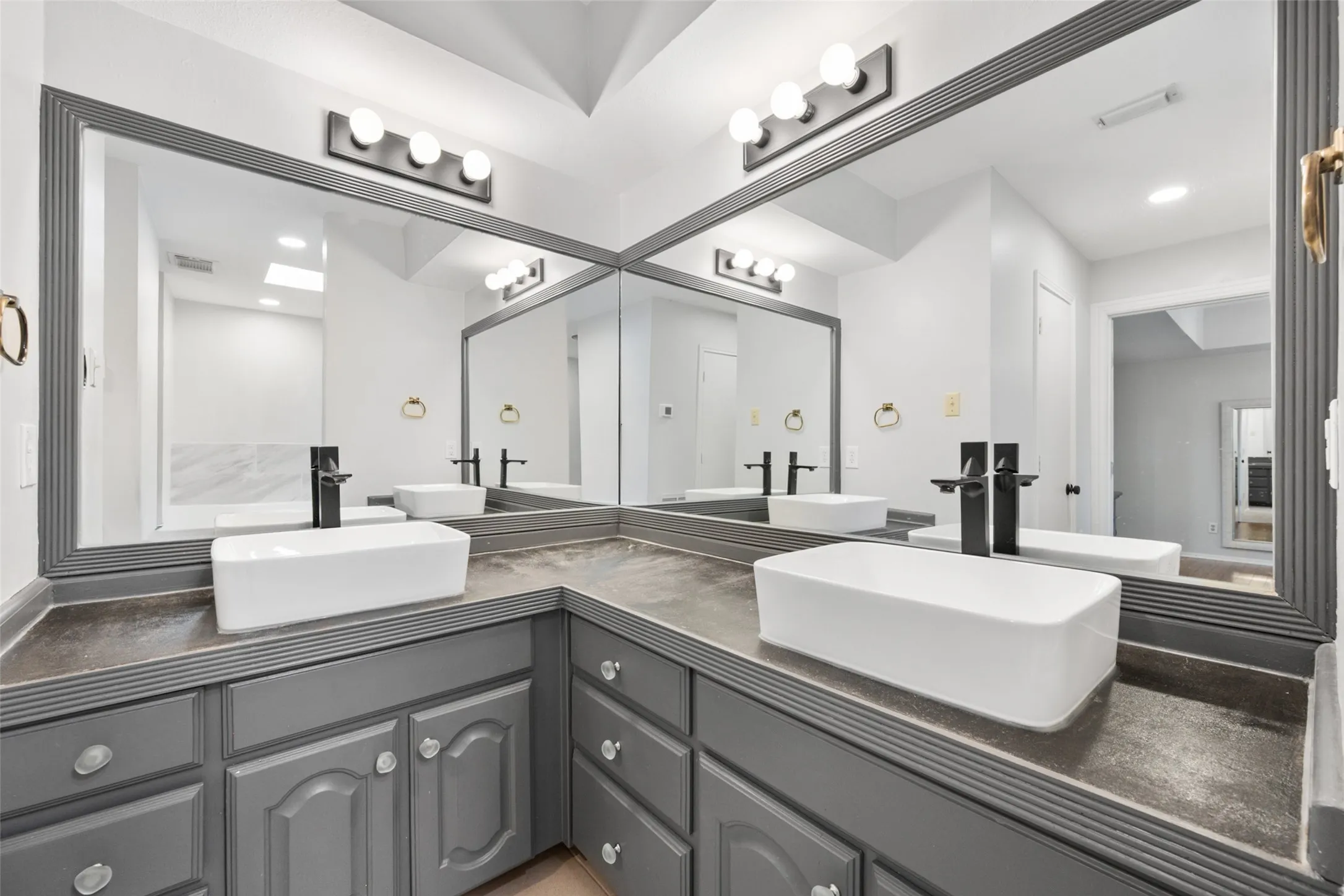 Single Family Residence For Sale in Tarrant County , 3512 Townlake Circle, Arlington, Texas 76016, 3 Bedroom, 3 Bathroom, 2 Garage spaces, 2,298 Sqft, built in 1984, mls#21339957, Real Estate Agent in Arlington, Homes For Sale in Tarrant county, Homes For Sale in Arlington, Realtor in Arlington Texas, Real Estate Brokerage Independent Realty Texas, Luminita Cordes Realtor