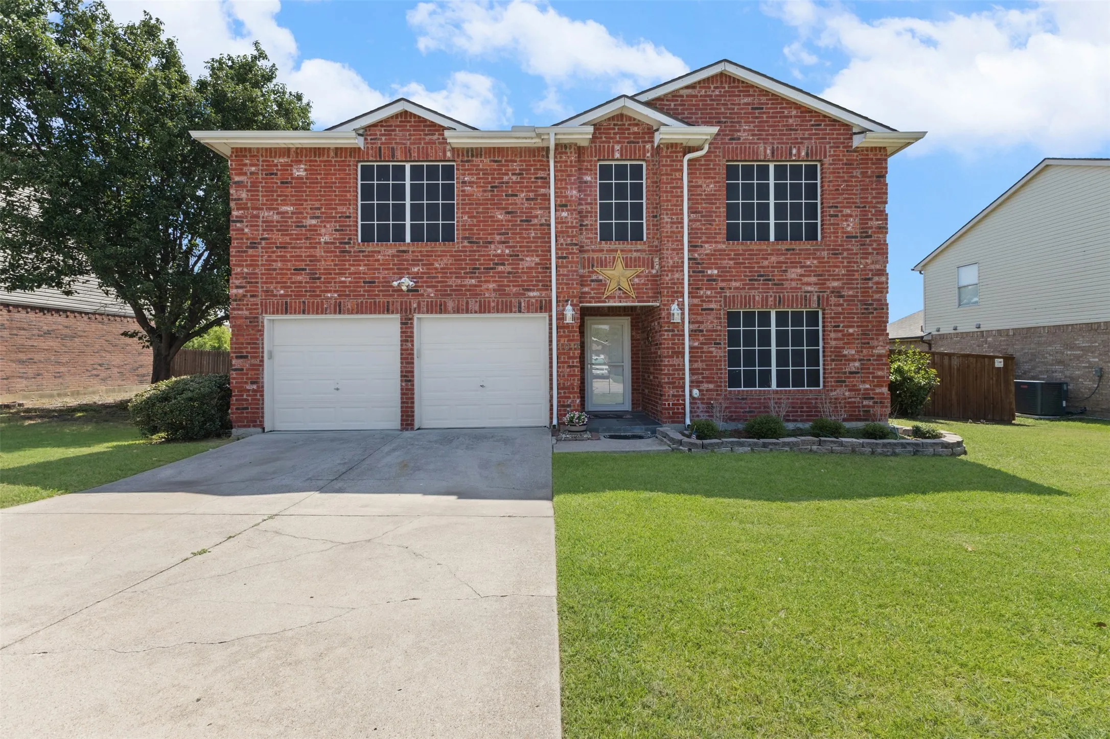 Single Family Residence For Sale in Denton County , 1017 Lake Trail Drive, Little Elm, Texas 75068, 4 Bedroom, 3 Bathroom, 2 Garage spaces, 3,095 Sqft, built in 1999, Price $454,000, mls#21340765, Real Estate Agent in Little Elm, Homes For Sale in Denton county, Homes For Sale in Little Elm, Realtor in Little Elm Texas, Real Estate Brokerage Independent Realty Texas, Luminita Cordes Realtor