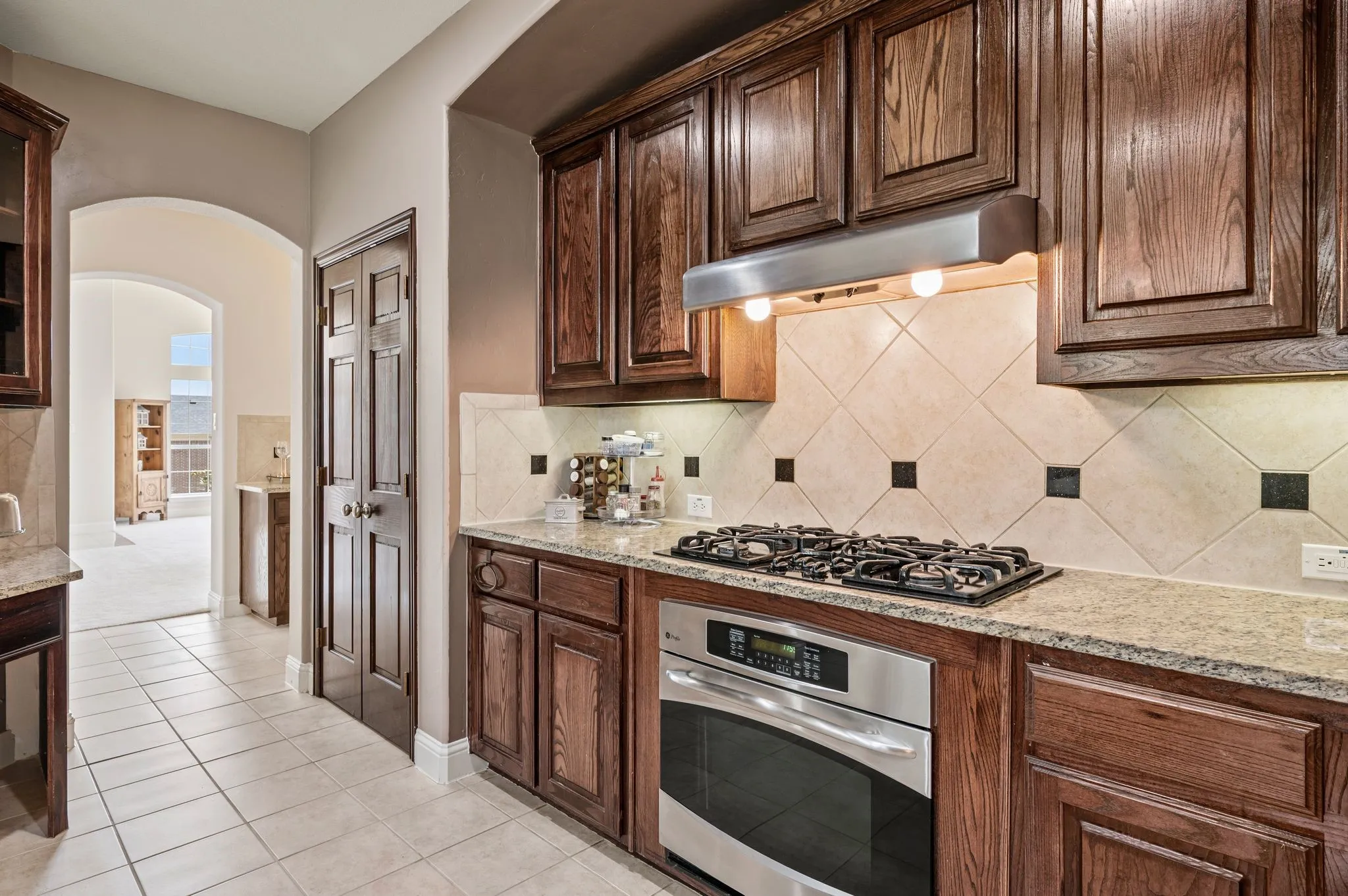 Gas 5-burner cooktop, abundant cabinetry & generous counter space make this kitchen a chef's delight. Also to note... the oven is convection!
