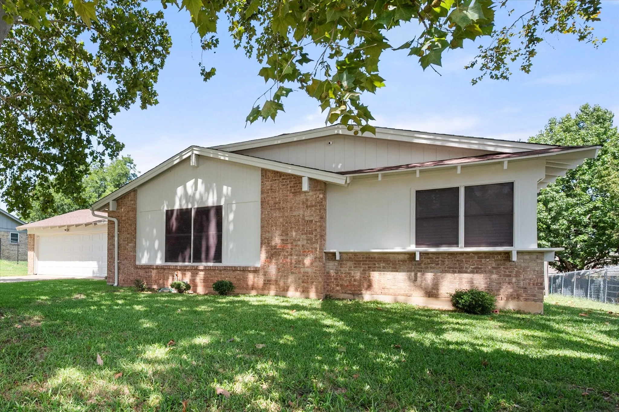 Single Family Residence For Sale in Johnson County , 806 Ridgeway Road, Joshua, Texas 76058, 3 Bedroom, 2 Bathroom, 2 Garage spaces, 1,394 Sqft, built in 1984, mls#21331712, Real Estate Agent in Joshua, Homes For Sale in Johnson county, Homes For Sale in Joshua, Realtor in Joshua Texas, Real Estate Brokerage Independent Realty Texas, Luminita Cordes Realtor