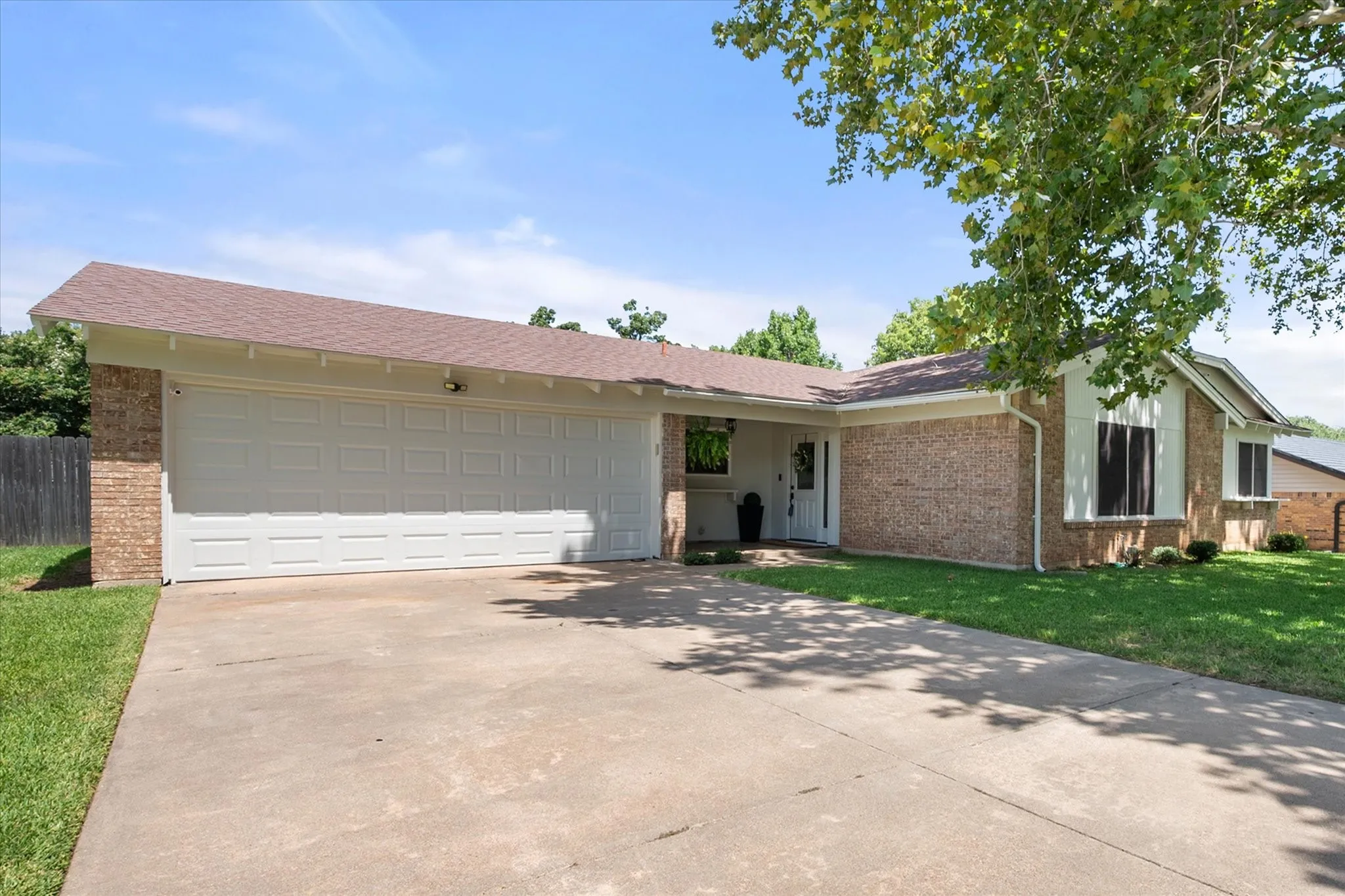 Single Family Residence For Sale in Johnson County , 806 Ridgeway Road, Joshua, Texas 76058, 3 Bedroom, 2 Bathroom, 2 Garage spaces, 1,394 Sqft, built in 1984, mls#21331712, Real Estate Agent in Joshua, Homes For Sale in Johnson county, Homes For Sale in Joshua, Realtor in Joshua Texas, Real Estate Brokerage Independent Realty Texas, Luminita Cordes Realtor