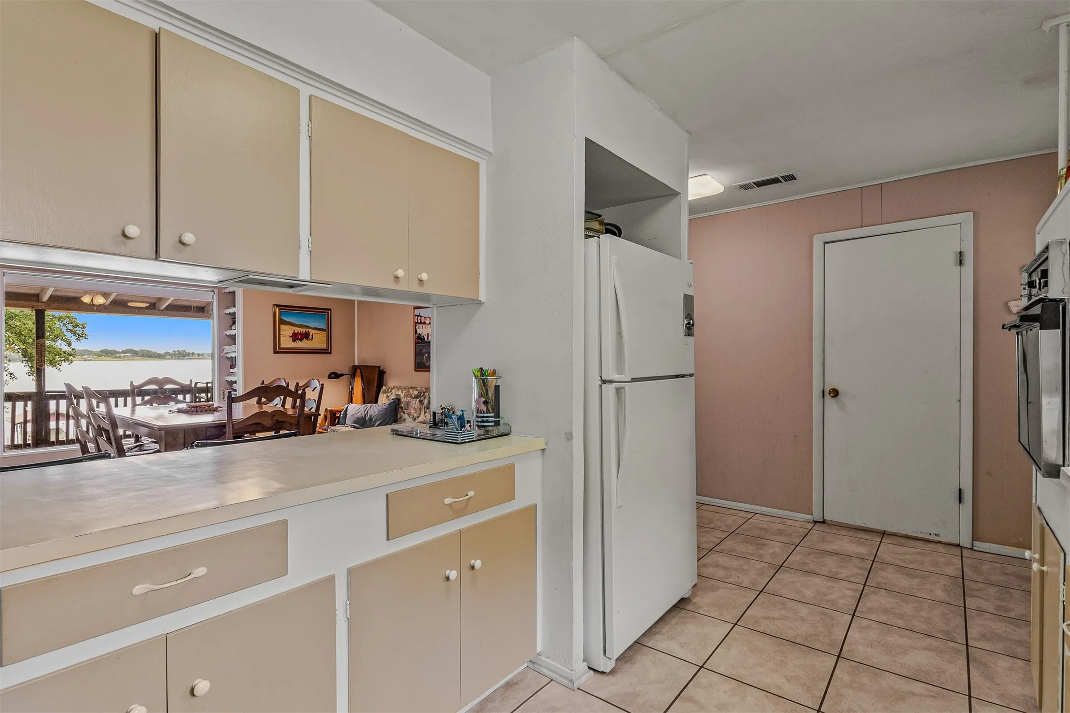 Single Family Residence For Sale in Henderson County , 17 Shoreline Drive, Star Harbor, Texas 75148, 2 Bedroom, 2 Bathroom, Garage spaces, 2,016 Sqft, built in 1964, mls#21339136, Real Estate Agent in Star Harbor, Homes For Sale in Henderson county, Homes For Sale in Star Harbor, Realtor in Star Harbor Texas, Real Estate Brokerage Independent Realty Texas, Luminita Cordes Realtor