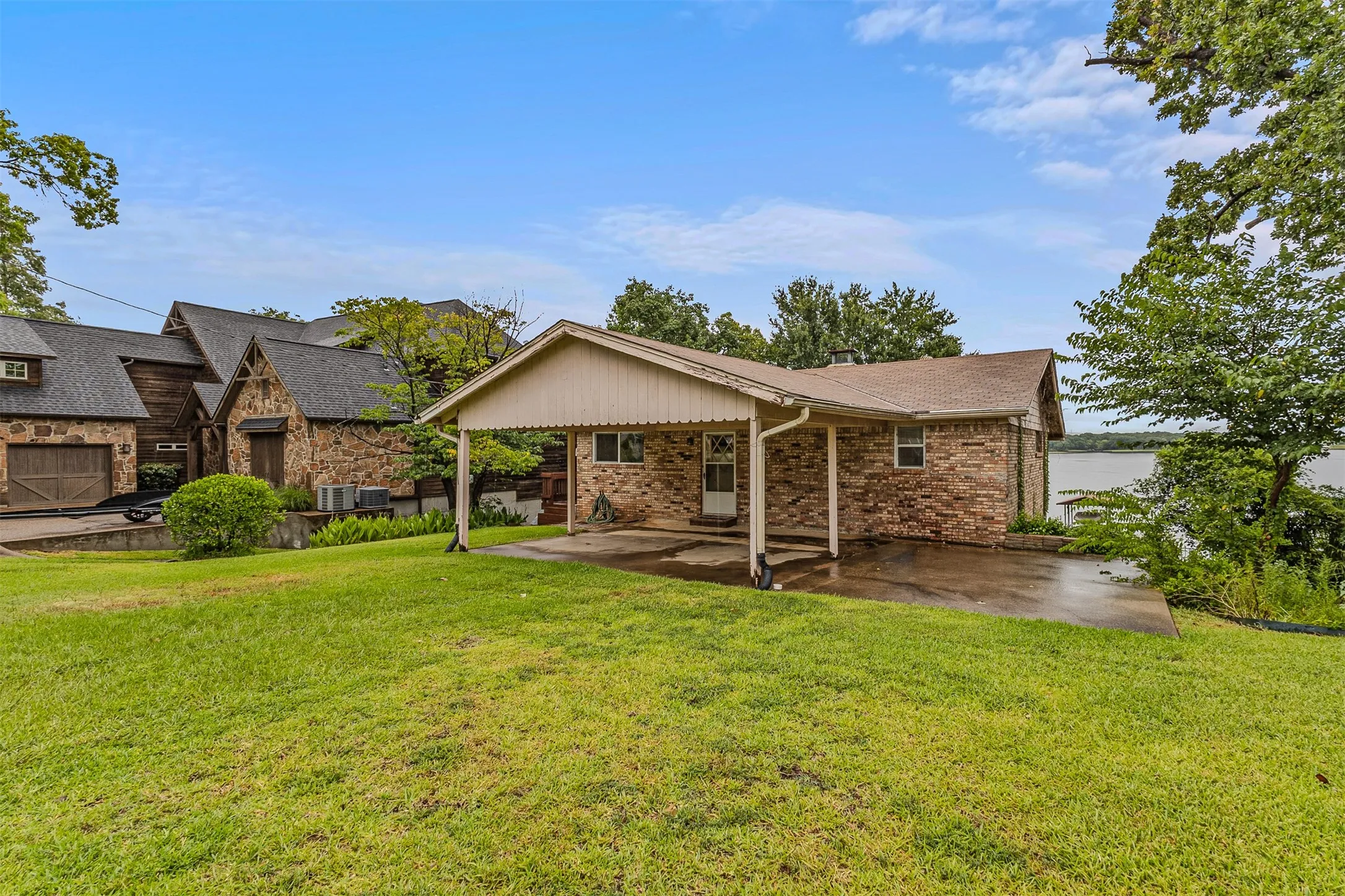 Single Family Residence For Sale in Henderson County , 17 Shoreline Drive, Star Harbor, Texas 75148, 2 Bedroom, 2 Bathroom, Garage spaces, 2,016 Sqft, built in 1964, mls#21339136, Real Estate Agent in Star Harbor, Homes For Sale in Henderson county, Homes For Sale in Star Harbor, Realtor in Star Harbor Texas, Real Estate Brokerage Independent Realty Texas, Luminita Cordes Realtor
