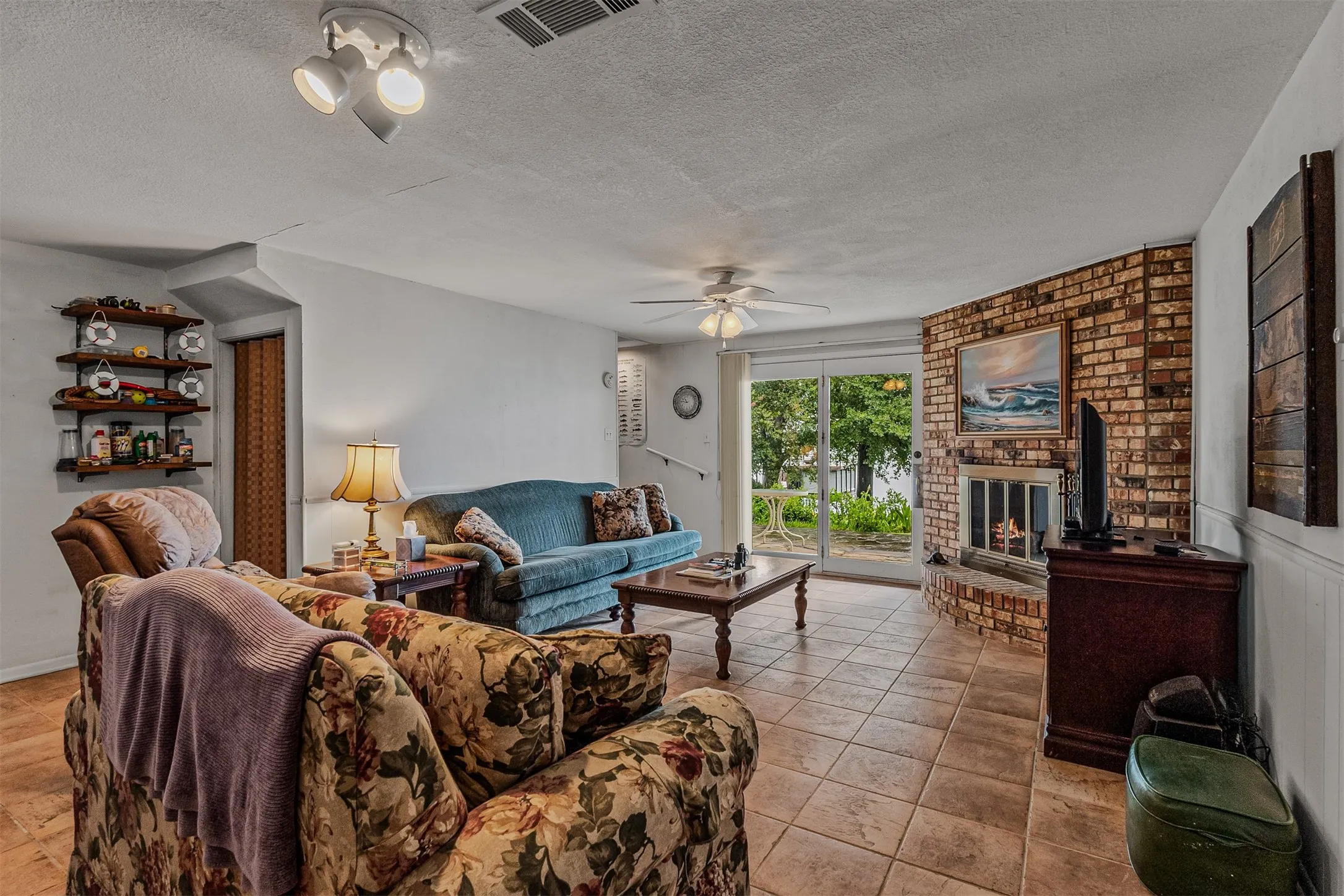 Single Family Residence For Sale in Henderson County , 17 Shoreline Drive, Star Harbor, Texas 75148, 2 Bedroom, 2 Bathroom, Garage spaces, 2,016 Sqft, built in 1964, mls#21339136, Real Estate Agent in Star Harbor, Homes For Sale in Henderson county, Homes For Sale in Star Harbor, Realtor in Star Harbor Texas, Real Estate Brokerage Independent Realty Texas, Luminita Cordes Realtor