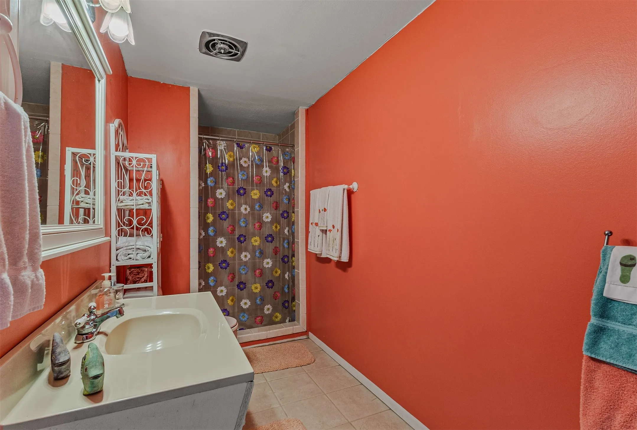 Single Family Residence For Sale in Henderson County , 17 Shoreline Drive, Star Harbor, Texas 75148, 2 Bedroom, 2 Bathroom, Garage spaces, 2,016 Sqft, built in 1964, mls#21339136, Real Estate Agent in Star Harbor, Homes For Sale in Henderson county, Homes For Sale in Star Harbor, Realtor in Star Harbor Texas, Real Estate Brokerage Independent Realty Texas, Luminita Cordes Realtor