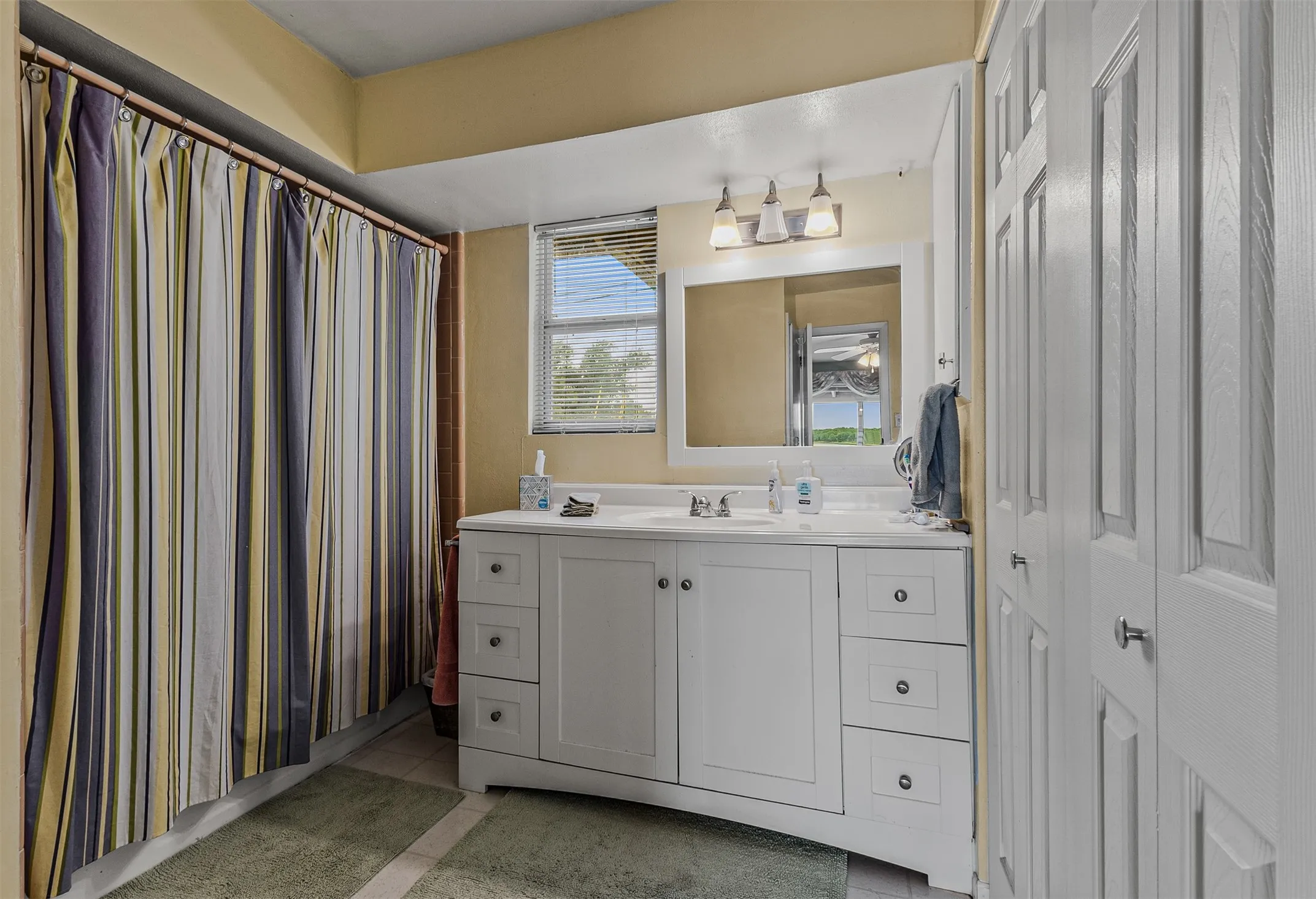 Single Family Residence For Sale in Henderson County , 17 Shoreline Drive, Star Harbor, Texas 75148, 2 Bedroom, 2 Bathroom, Garage spaces, 2,016 Sqft, built in 1964, mls#21339136, Real Estate Agent in Star Harbor, Homes For Sale in Henderson county, Homes For Sale in Star Harbor, Realtor in Star Harbor Texas, Real Estate Brokerage Independent Realty Texas, Luminita Cordes Realtor