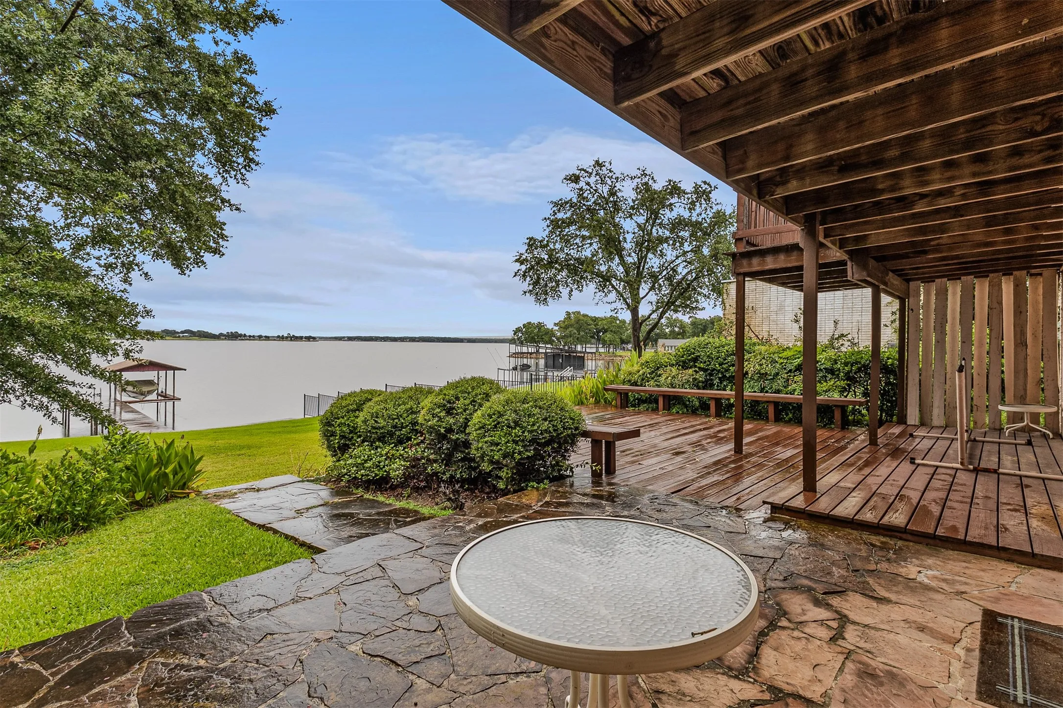 Single Family Residence For Sale in Henderson County , 17 Shoreline Drive, Star Harbor, Texas 75148, 2 Bedroom, 2 Bathroom, Garage spaces, 2,016 Sqft, built in 1964, mls#21339136, Real Estate Agent in Star Harbor, Homes For Sale in Henderson county, Homes For Sale in Star Harbor, Realtor in Star Harbor Texas, Real Estate Brokerage Independent Realty Texas, Luminita Cordes Realtor