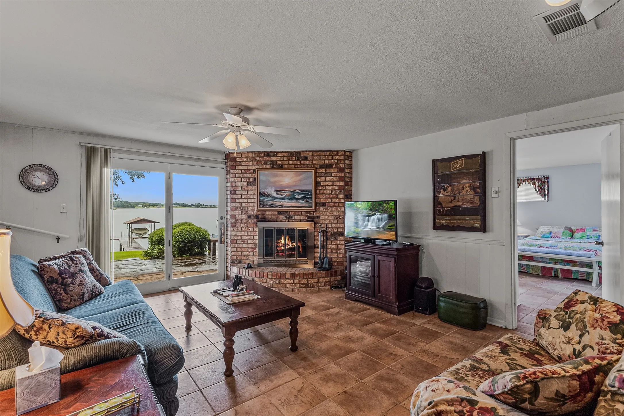 Single Family Residence For Sale in Henderson County , 17 Shoreline Drive, Star Harbor, Texas 75148, 2 Bedroom, 2 Bathroom, Garage spaces, 2,016 Sqft, built in 1964, mls#21339136, Real Estate Agent in Star Harbor, Homes For Sale in Henderson county, Homes For Sale in Star Harbor, Realtor in Star Harbor Texas, Real Estate Brokerage Independent Realty Texas, Luminita Cordes Realtor