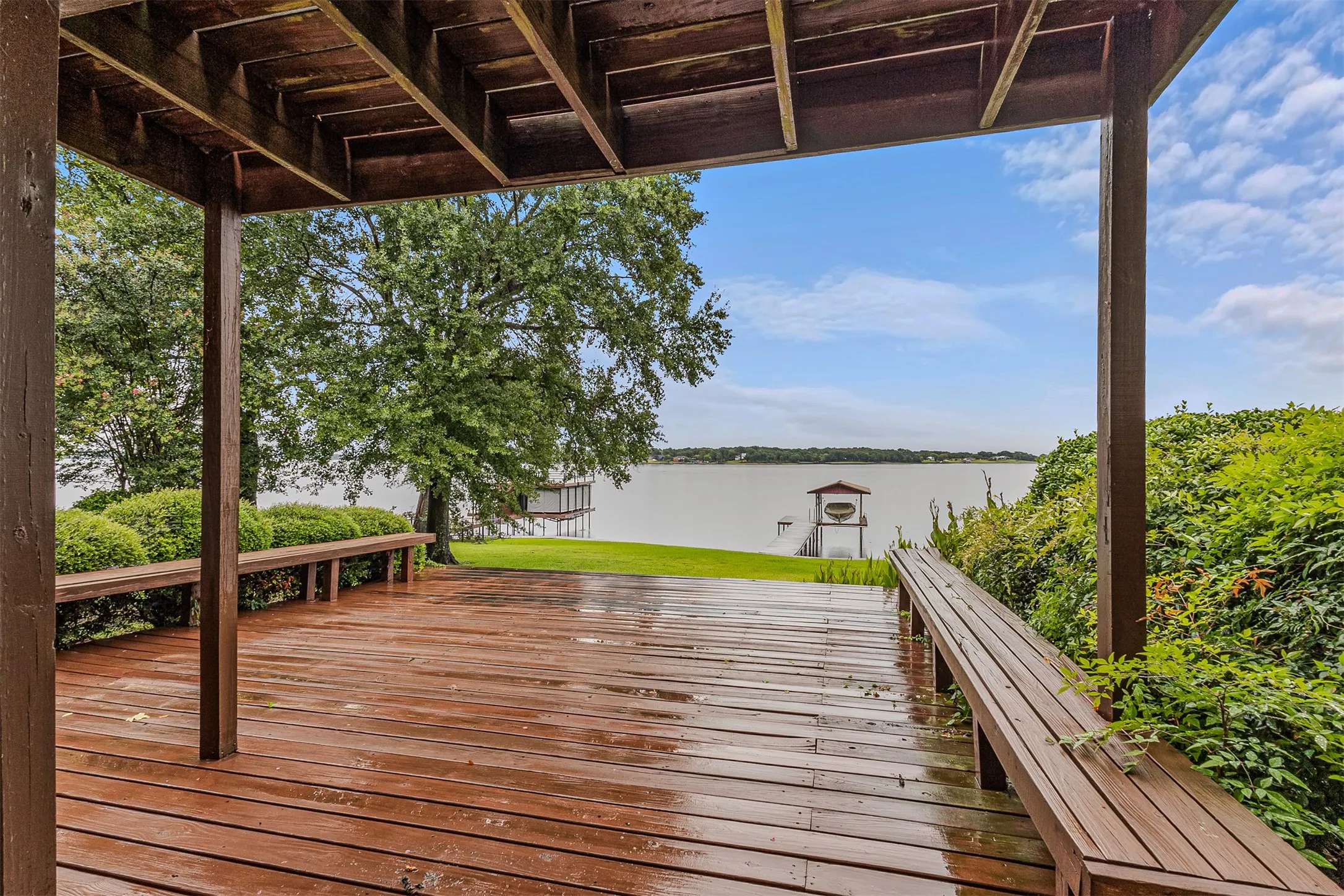 Single Family Residence For Sale in Henderson County , 17 Shoreline Drive, Star Harbor, Texas 75148, 2 Bedroom, 2 Bathroom, Garage spaces, 2,016 Sqft, built in 1964, mls#21339136, Real Estate Agent in Star Harbor, Homes For Sale in Henderson county, Homes For Sale in Star Harbor, Realtor in Star Harbor Texas, Real Estate Brokerage Independent Realty Texas, Luminita Cordes Realtor