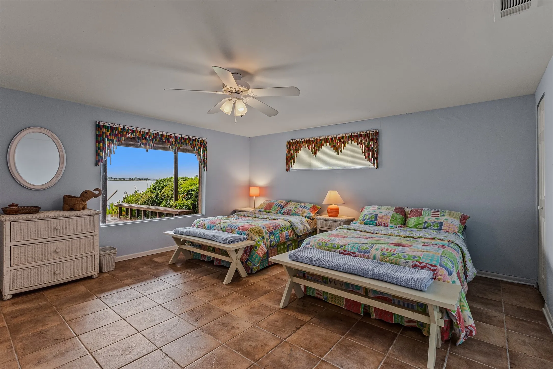 Single Family Residence For Sale in Henderson County , 17 Shoreline Drive, Star Harbor, Texas 75148, 2 Bedroom, 2 Bathroom, Garage spaces, 2,016 Sqft, built in 1964, mls#21339136, Real Estate Agent in Star Harbor, Homes For Sale in Henderson county, Homes For Sale in Star Harbor, Realtor in Star Harbor Texas, Real Estate Brokerage Independent Realty Texas, Luminita Cordes Realtor