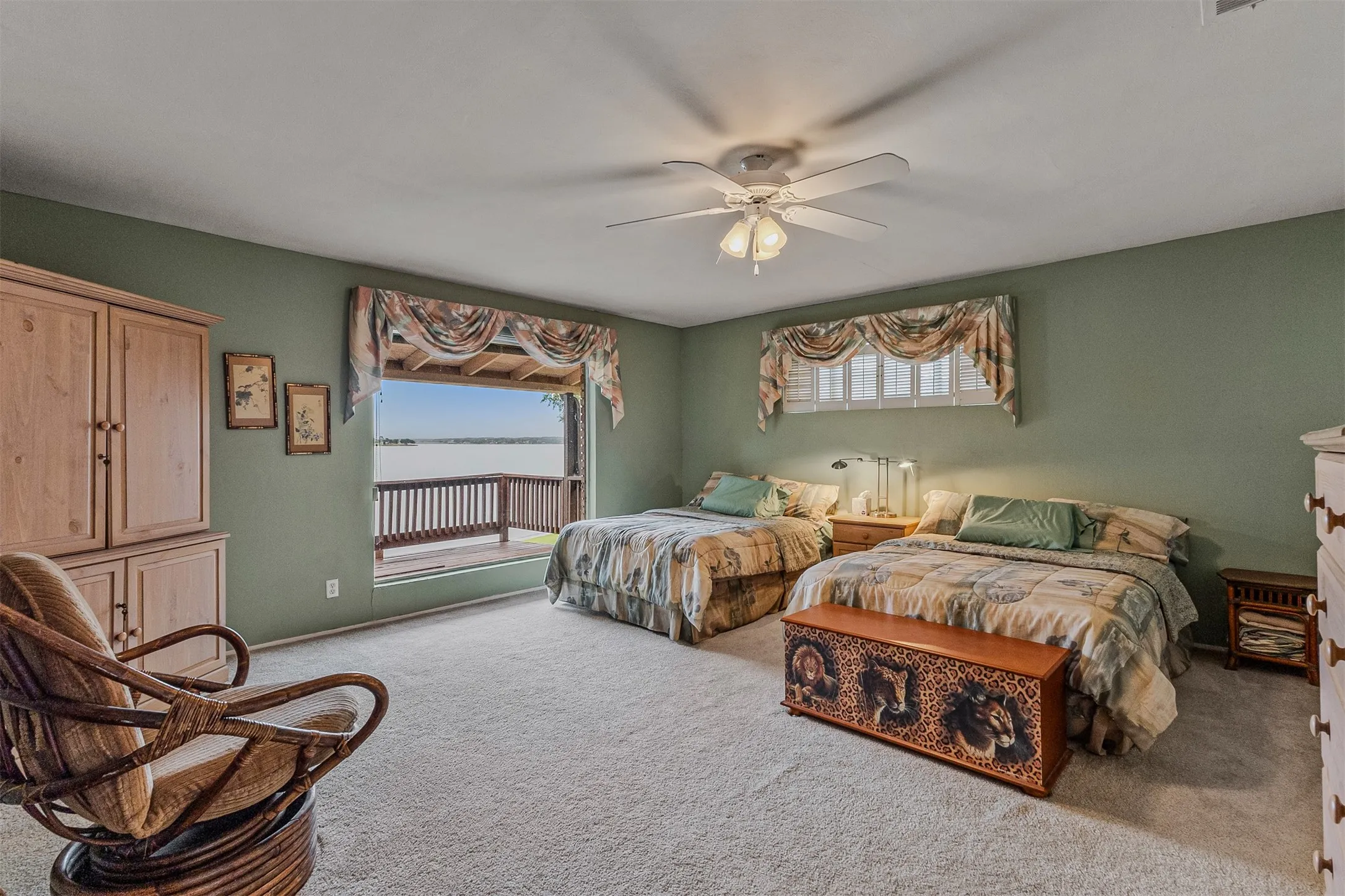 Single Family Residence For Sale in Henderson County , 17 Shoreline Drive, Star Harbor, Texas 75148, 2 Bedroom, 2 Bathroom, Garage spaces, 2,016 Sqft, built in 1964, mls#21339136, Real Estate Agent in Star Harbor, Homes For Sale in Henderson county, Homes For Sale in Star Harbor, Realtor in Star Harbor Texas, Real Estate Brokerage Independent Realty Texas, Luminita Cordes Realtor