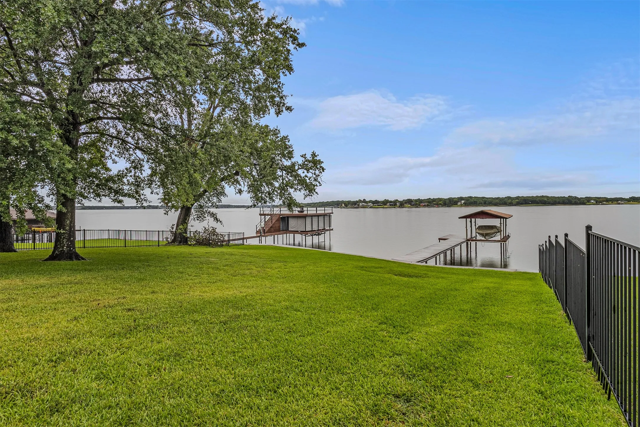 Single Family Residence For Sale in Henderson County , 17 Shoreline Drive, Star Harbor, Texas 75148, 2 Bedroom, 2 Bathroom, Garage spaces, 2,016 Sqft, built in 1964, mls#21339136, Real Estate Agent in Star Harbor, Homes For Sale in Henderson county, Homes For Sale in Star Harbor, Realtor in Star Harbor Texas, Real Estate Brokerage Independent Realty Texas, Luminita Cordes Realtor