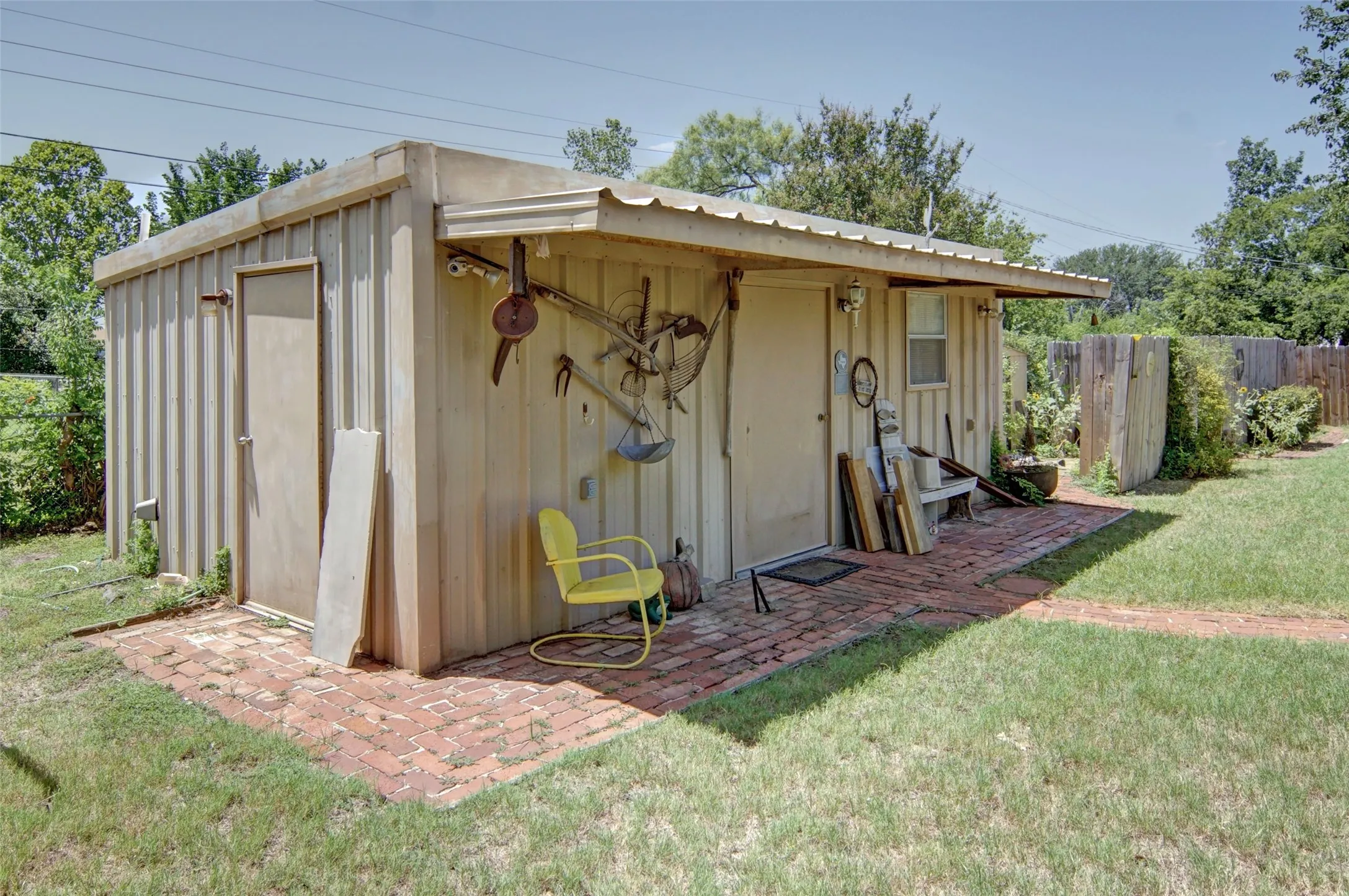 Shop with Electricity and Bathroom