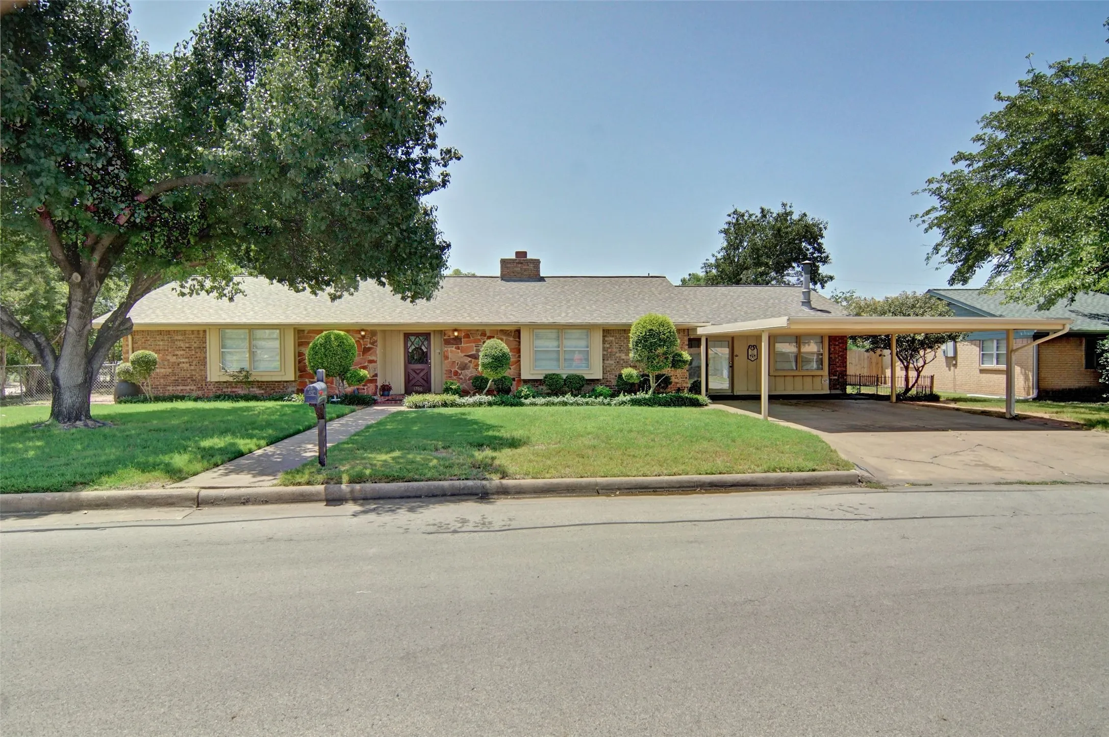 Single Family Residence For Sale in Palo Pinto County , 1706 Goodwin Drive, Mineral Wells, Texas 76067, 4 Bedroom, 2 Bathroom, Garage spaces, 2,182 Sqft, built in 1967, mls#21340176, Real Estate Agent in Mineral Wells, Homes For Sale in Palo Pinto county, Homes For Sale in Mineral Wells, Realtor in Mineral Wells Texas, Real Estate Brokerage Independent Realty Texas, Luminita Cordes Realtor