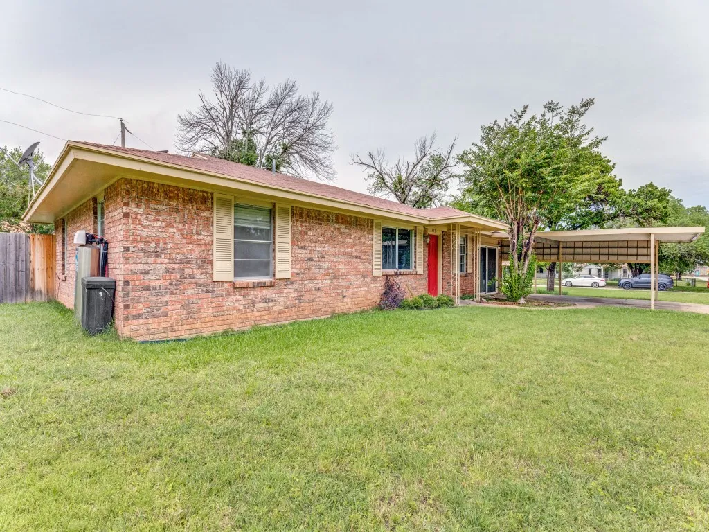 Single Family Residence For Sale in Tarrant County , 325 Walnut Avenue, Azle, Texas 76020, 4 Bedroom, 2 Bathroom, Garage spaces, 1,404 Sqft, built in 1976, Price $220,000, mls#21338024, Real Estate Agent in Azle, Homes For Sale in Tarrant county, Homes For Sale in Azle, Realtor in Azle Texas, Real Estate Brokerage Independent Realty Texas, Luminita Cordes Realtor
