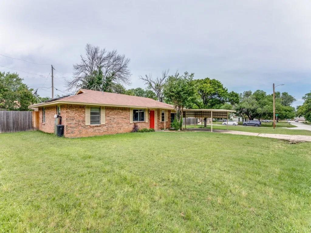 Single Family Residence For Sale in Tarrant County , 325 Walnut Avenue, Azle, Texas 76020, 4 Bedroom, 2 Bathroom, Garage spaces, 1,404 Sqft, built in 1976, Price $220,000, mls#21338024, Real Estate Agent in Azle, Homes For Sale in Tarrant county, Homes For Sale in Azle, Realtor in Azle Texas, Real Estate Brokerage Independent Realty Texas, Luminita Cordes Realtor