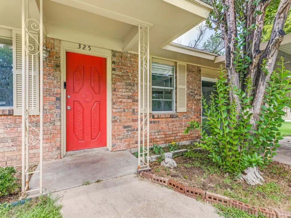 Single Family Residence For Sale in Tarrant County , 325 Walnut Avenue, Azle, Texas 76020, 4 Bedroom, 2 Bathroom, Garage spaces, 1,404 Sqft, built in 1976, Price $220,000, mls#21338024, Real Estate Agent in Azle, Homes For Sale in Tarrant county, Homes For Sale in Azle, Realtor in Azle Texas, Real Estate Brokerage Independent Realty Texas, Luminita Cordes Realtor