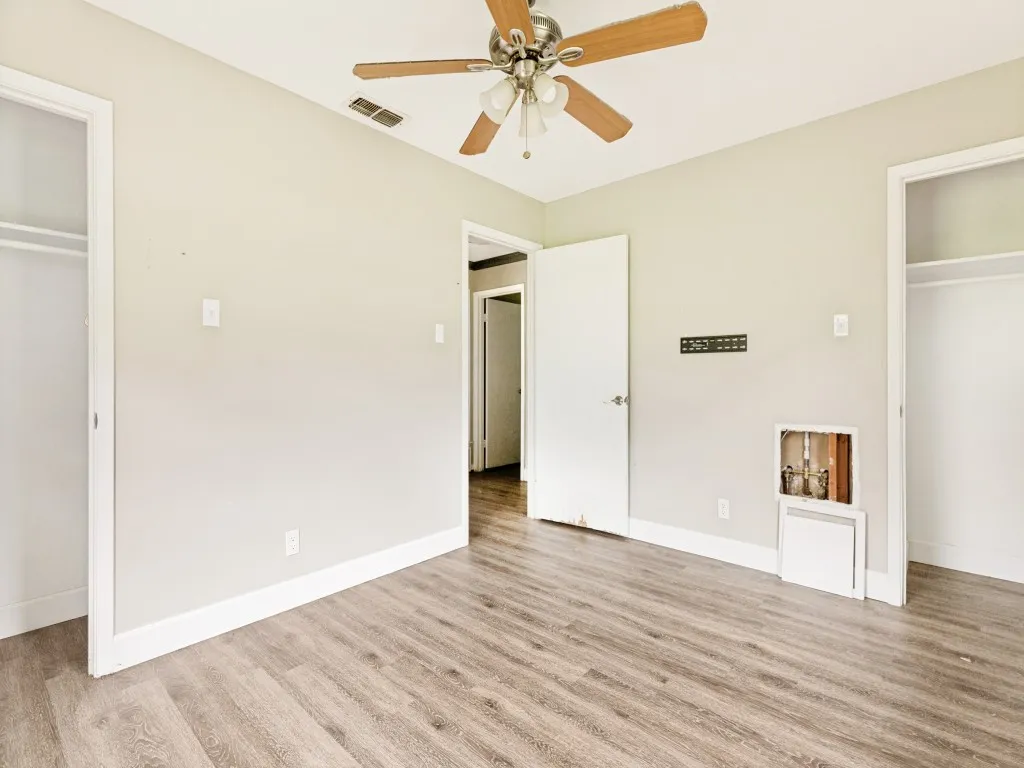 Single Family Residence For Sale in Tarrant County , 325 Walnut Avenue, Azle, Texas 76020, 4 Bedroom, 2 Bathroom, Garage spaces, 1,404 Sqft, built in 1976, Price $220,000, mls#21338024, Real Estate Agent in Azle, Homes For Sale in Tarrant county, Homes For Sale in Azle, Realtor in Azle Texas, Real Estate Brokerage Independent Realty Texas, Luminita Cordes Realtor