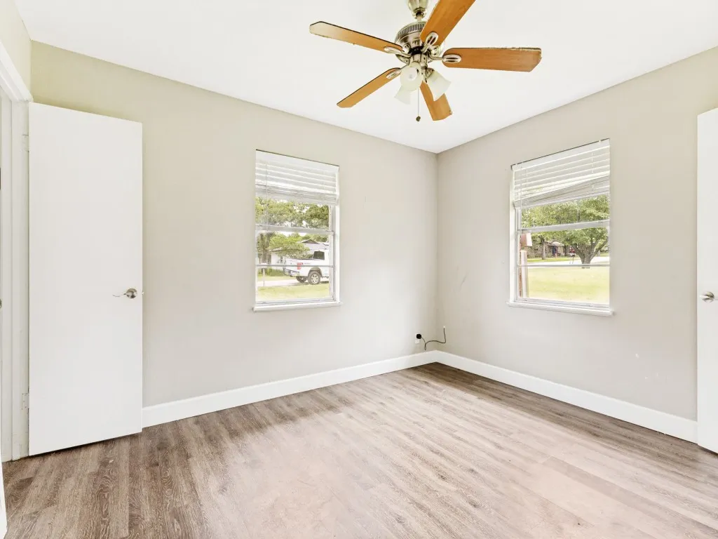 Single Family Residence For Sale in Tarrant County , 325 Walnut Avenue, Azle, Texas 76020, 4 Bedroom, 2 Bathroom, Garage spaces, 1,404 Sqft, built in 1976, Price $220,000, mls#21338024, Real Estate Agent in Azle, Homes For Sale in Tarrant county, Homes For Sale in Azle, Realtor in Azle Texas, Real Estate Brokerage Independent Realty Texas, Luminita Cordes Realtor