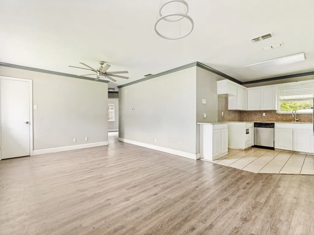 Single Family Residence For Sale in Tarrant County , 325 Walnut Avenue, Azle, Texas 76020, 4 Bedroom, 2 Bathroom, Garage spaces, 1,404 Sqft, built in 1976, Price $220,000, mls#21338024, Real Estate Agent in Azle, Homes For Sale in Tarrant county, Homes For Sale in Azle, Realtor in Azle Texas, Real Estate Brokerage Independent Realty Texas, Luminita Cordes Realtor