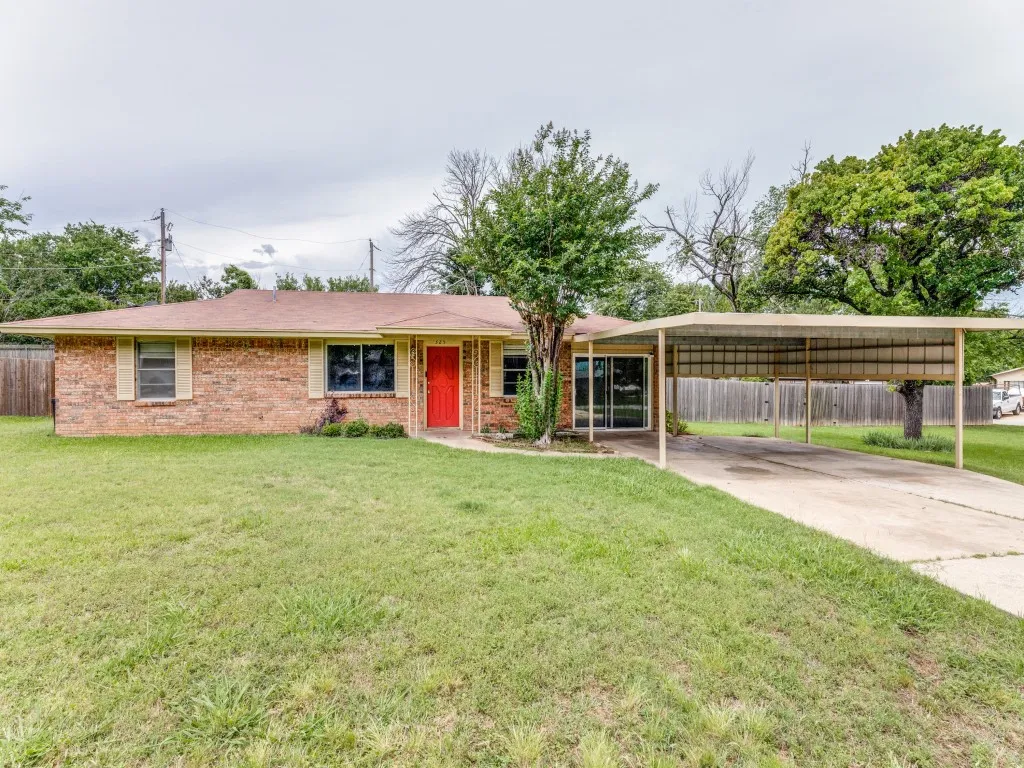 Single Family Residence For Sale in Tarrant County , 325 Walnut Avenue, Azle, Texas 76020, 4 Bedroom, 2 Bathroom, Garage spaces, 1,404 Sqft, built in 1976, Price $220,000, mls#21338024, Real Estate Agent in Azle, Homes For Sale in Tarrant county, Homes For Sale in Azle, Realtor in Azle Texas, Real Estate Brokerage Independent Realty Texas, Luminita Cordes Realtor