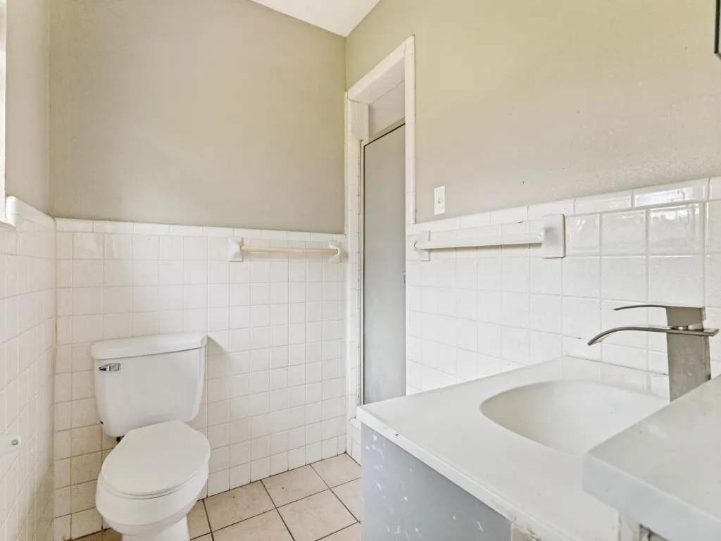 Single Family Residence For Sale in Tarrant County , 325 Walnut Avenue, Azle, Texas 76020, 4 Bedroom, 2 Bathroom, Garage spaces, 1,404 Sqft, built in 1976, Price $220,000, mls#21338024, Real Estate Agent in Azle, Homes For Sale in Tarrant county, Homes For Sale in Azle, Realtor in Azle Texas, Real Estate Brokerage Independent Realty Texas, Luminita Cordes Realtor