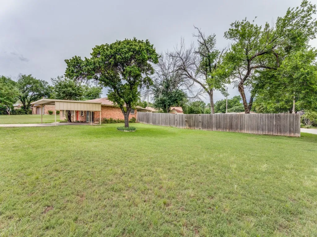 Single Family Residence For Sale in Tarrant County , 325 Walnut Avenue, Azle, Texas 76020, 4 Bedroom, 2 Bathroom, Garage spaces, 1,404 Sqft, built in 1976, Price $220,000, mls#21338024, Real Estate Agent in Azle, Homes For Sale in Tarrant county, Homes For Sale in Azle, Realtor in Azle Texas, Real Estate Brokerage Independent Realty Texas, Luminita Cordes Realtor