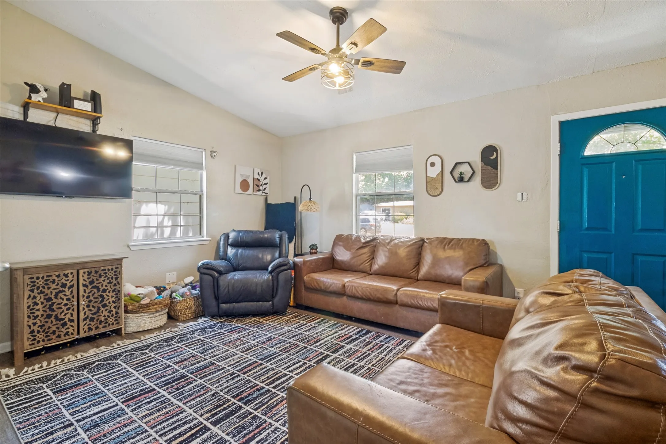 Single Family Residence For Sale in Dallas County , 917 Grande Drive, Mesquite, Texas 75149, 3 Bedroom, 1 Bathroom, Garage spaces, 925 Sqft, built in 1955, mls#21340804, Real Estate Agent in Mesquite, Homes For Sale in Dallas county, Homes For Sale in Mesquite, Realtor in Mesquite Texas, Real Estate Brokerage Independent Realty Texas, Luminita Cordes Realtor