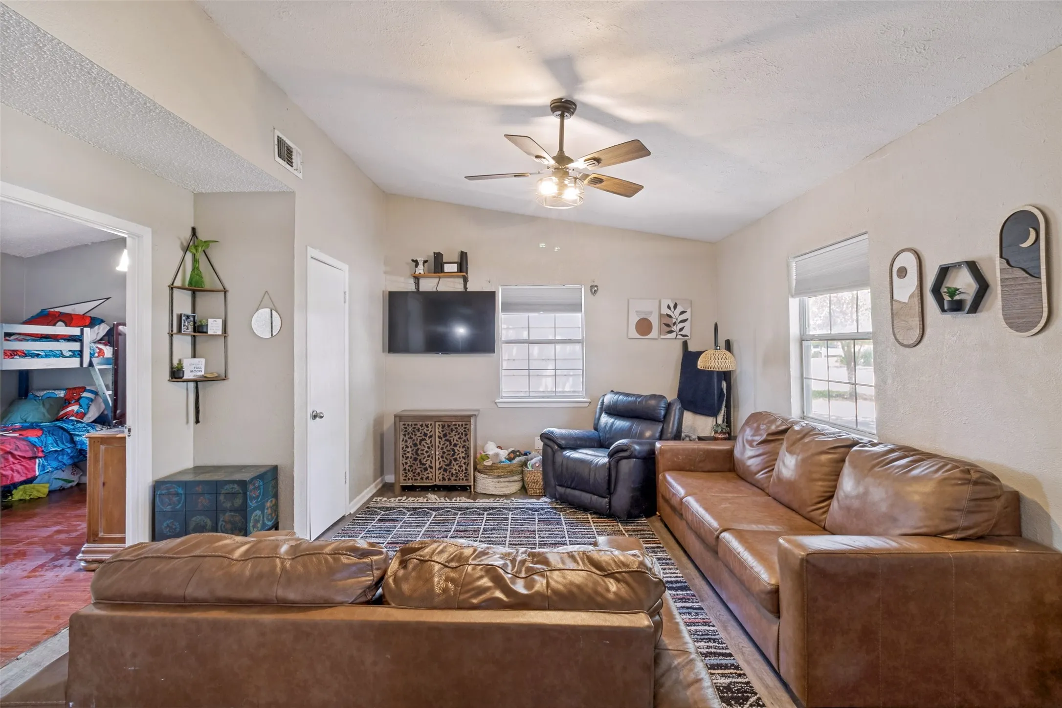 Single Family Residence For Sale in Dallas County , 917 Grande Drive, Mesquite, Texas 75149, 3 Bedroom, 1 Bathroom, Garage spaces, 925 Sqft, built in 1955, mls#21340804, Real Estate Agent in Mesquite, Homes For Sale in Dallas county, Homes For Sale in Mesquite, Realtor in Mesquite Texas, Real Estate Brokerage Independent Realty Texas, Luminita Cordes Realtor