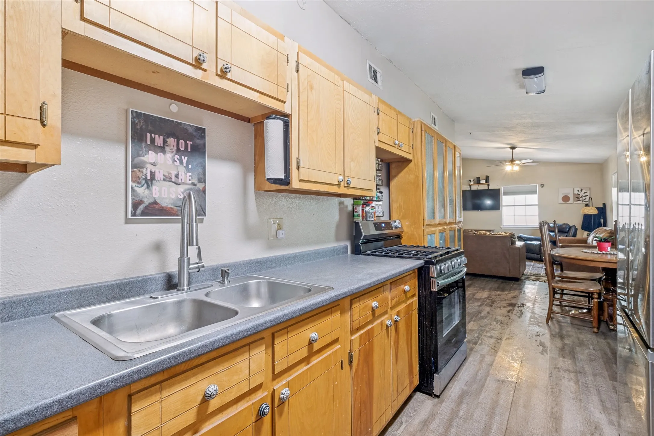 Single Family Residence For Sale in Dallas County , 917 Grande Drive, Mesquite, Texas 75149, 3 Bedroom, 1 Bathroom, Garage spaces, 925 Sqft, built in 1955, mls#21340804, Real Estate Agent in Mesquite, Homes For Sale in Dallas county, Homes For Sale in Mesquite, Realtor in Mesquite Texas, Real Estate Brokerage Independent Realty Texas, Luminita Cordes Realtor