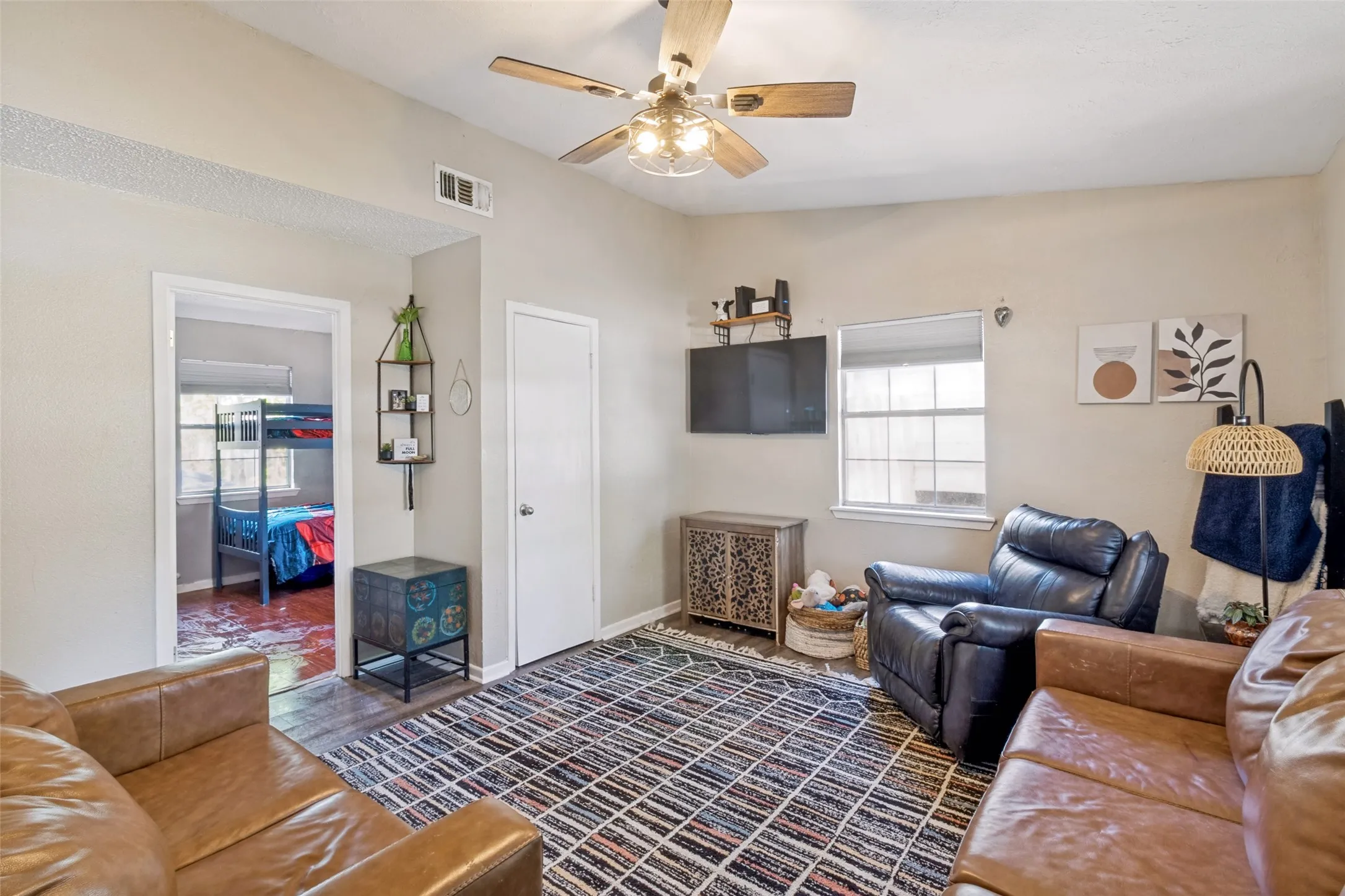 Single Family Residence For Sale in Dallas County , 917 Grande Drive, Mesquite, Texas 75149, 3 Bedroom, 1 Bathroom, Garage spaces, 925 Sqft, built in 1955, mls#21340804, Real Estate Agent in Mesquite, Homes For Sale in Dallas county, Homes For Sale in Mesquite, Realtor in Mesquite Texas, Real Estate Brokerage Independent Realty Texas, Luminita Cordes Realtor