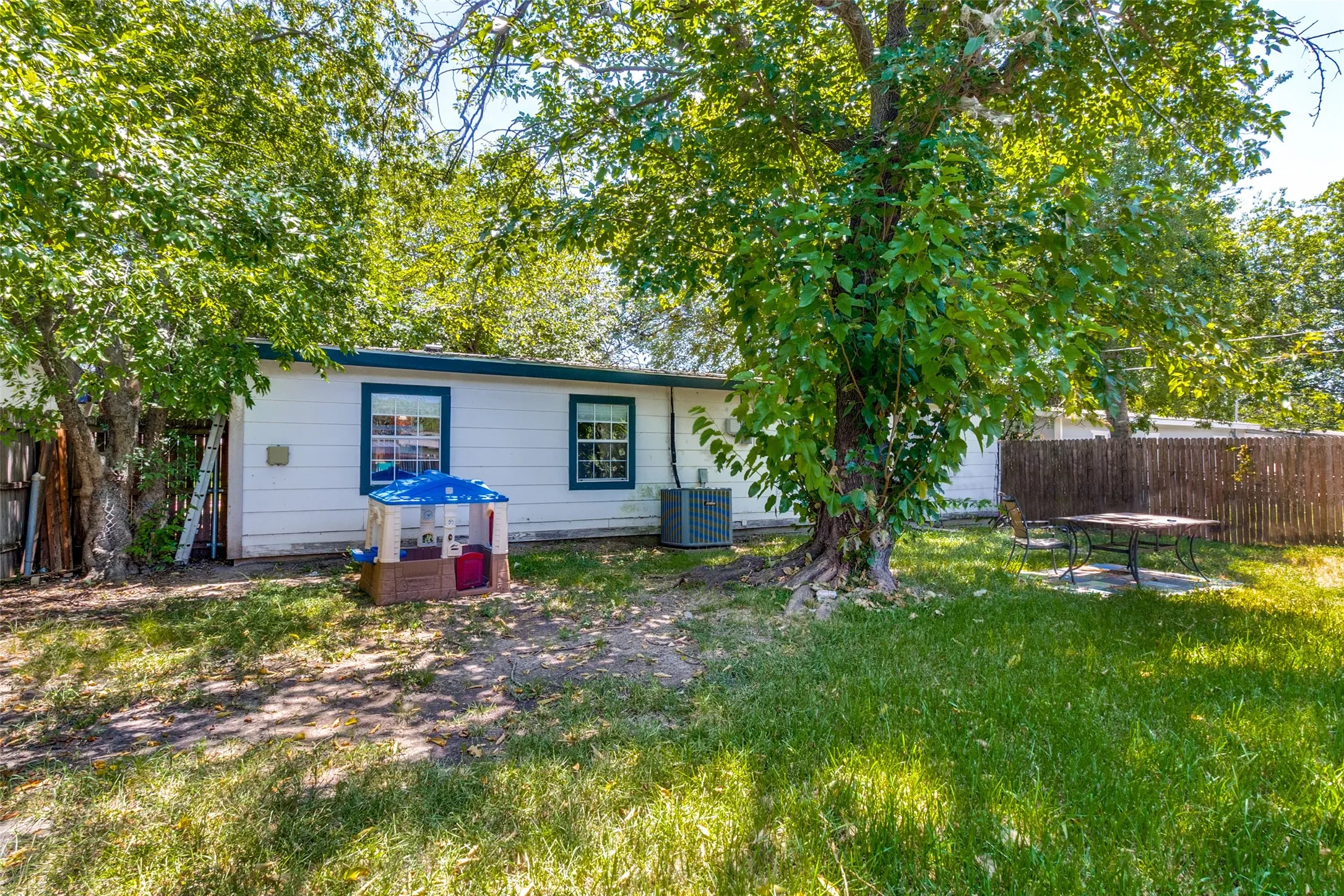 Single Family Residence For Sale in Dallas County , 917 Grande Drive, Mesquite, Texas 75149, 3 Bedroom, 1 Bathroom, Garage spaces, 925 Sqft, built in 1955, mls#21340804, Real Estate Agent in Mesquite, Homes For Sale in Dallas county, Homes For Sale in Mesquite, Realtor in Mesquite Texas, Real Estate Brokerage Independent Realty Texas, Luminita Cordes Realtor