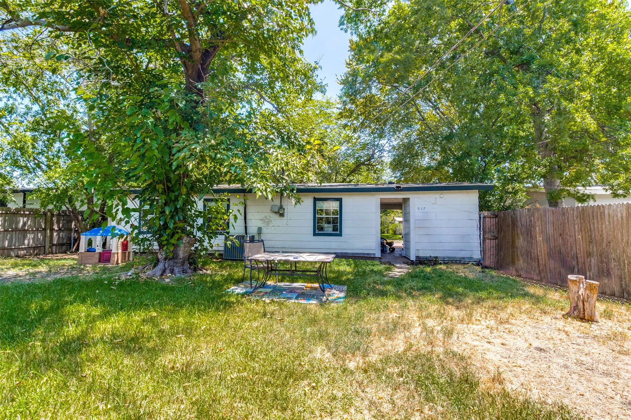 Single Family Residence For Sale in Dallas County , 917 Grande Drive, Mesquite, Texas 75149, 3 Bedroom, 1 Bathroom, Garage spaces, 925 Sqft, built in 1955, mls#21340804, Real Estate Agent in Mesquite, Homes For Sale in Dallas county, Homes For Sale in Mesquite, Realtor in Mesquite Texas, Real Estate Brokerage Independent Realty Texas, Luminita Cordes Realtor