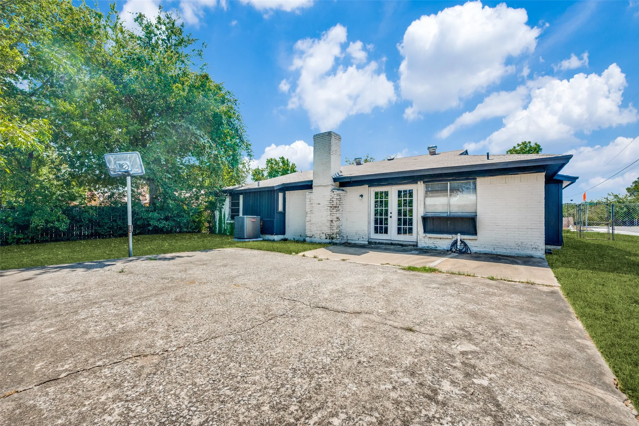 Single Family Residence For Rent in Tarrant County , 7501 Bermejo Road, Fort Worth, Texas 76112, 3 Bedroom, 2 Bathroom, 2 Garage spaces, 1,367 Sqft, built in 1974, mls#21340817, Real Estate Agent in Fort Worth, Homes For Rent in Tarrant county, Homes For Rent in Fort Worth, Realtor in Fort Worth Texas, Real Estate Brokerage Independent Realty Texas, Luminita Cordes Realtor