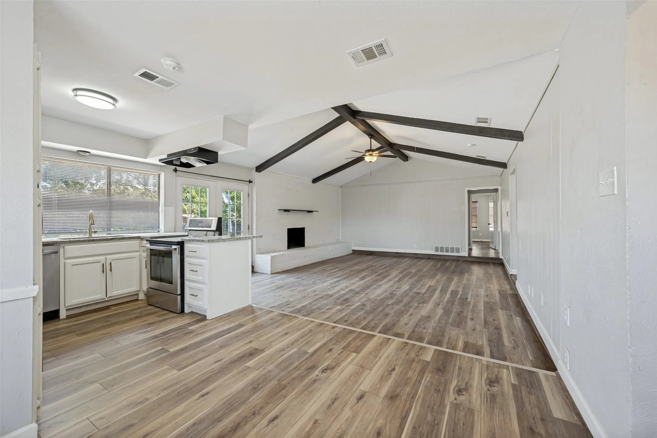 Single Family Residence For Rent in Tarrant County , 7501 Bermejo Road, Fort Worth, Texas 76112, 3 Bedroom, 2 Bathroom, 2 Garage spaces, 1,367 Sqft, built in 1974, mls#21340817, Real Estate Agent in Fort Worth, Homes For Rent in Tarrant county, Homes For Rent in Fort Worth, Realtor in Fort Worth Texas, Real Estate Brokerage Independent Realty Texas, Luminita Cordes Realtor