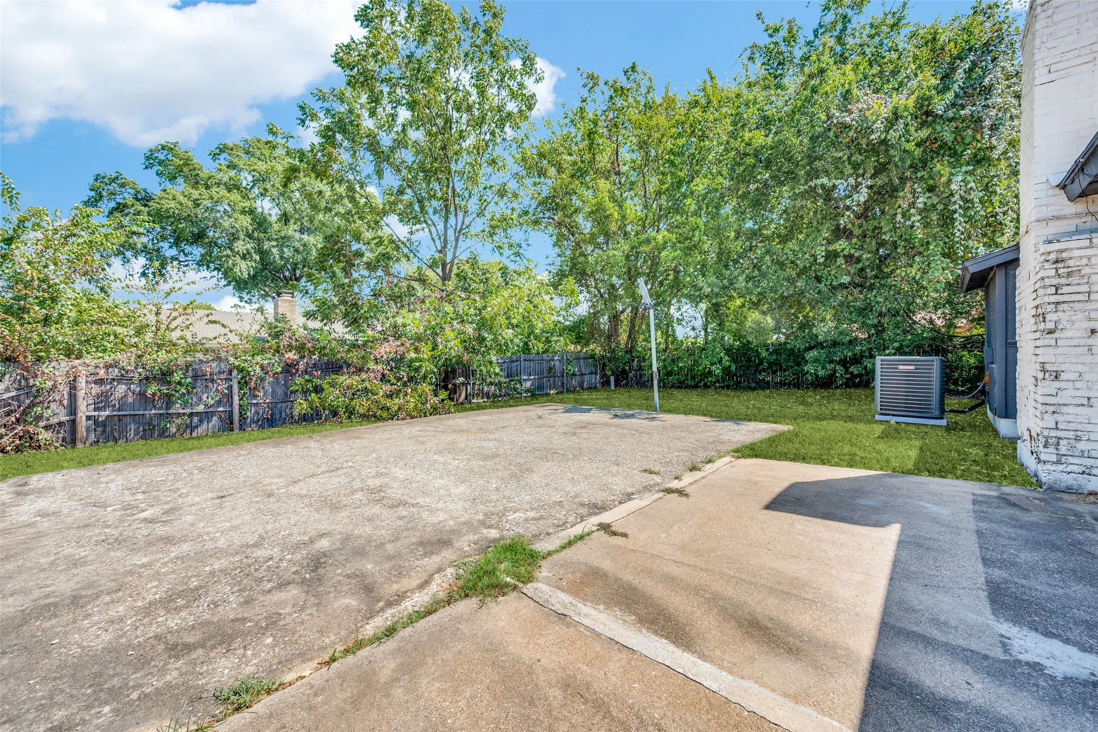 Single Family Residence For Rent in Tarrant County , 7501 Bermejo Road, Fort Worth, Texas 76112, 3 Bedroom, 2 Bathroom, 2 Garage spaces, 1,367 Sqft, built in 1974, mls#21340817, Real Estate Agent in Fort Worth, Homes For Rent in Tarrant county, Homes For Rent in Fort Worth, Realtor in Fort Worth Texas, Real Estate Brokerage Independent Realty Texas, Luminita Cordes Realtor