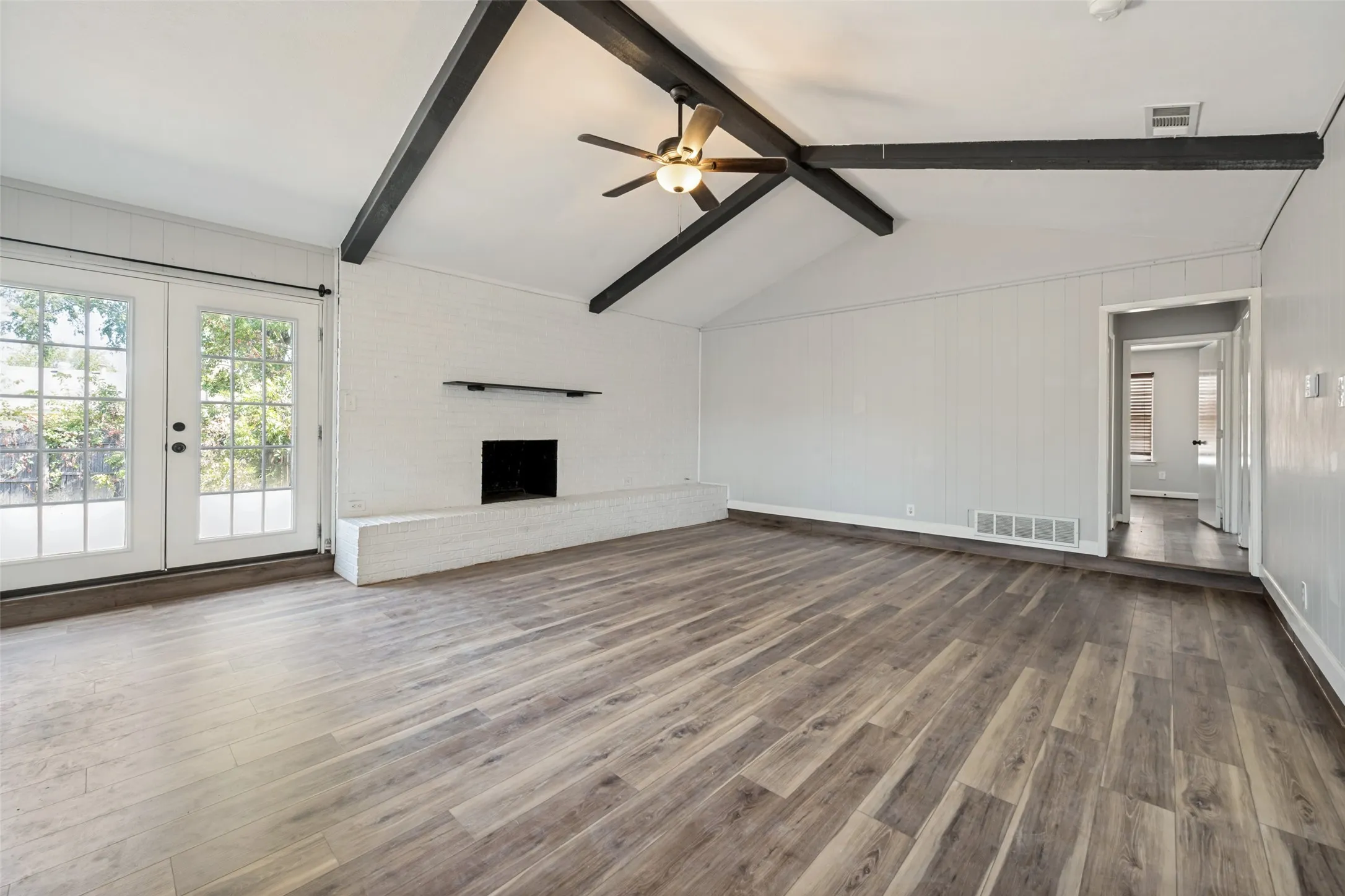 Single Family Residence For Rent in Tarrant County , 7501 Bermejo Road, Fort Worth, Texas 76112, 3 Bedroom, 2 Bathroom, 2 Garage spaces, 1,367 Sqft, built in 1974, mls#21340817, Real Estate Agent in Fort Worth, Homes For Rent in Tarrant county, Homes For Rent in Fort Worth, Realtor in Fort Worth Texas, Real Estate Brokerage Independent Realty Texas, Luminita Cordes Realtor