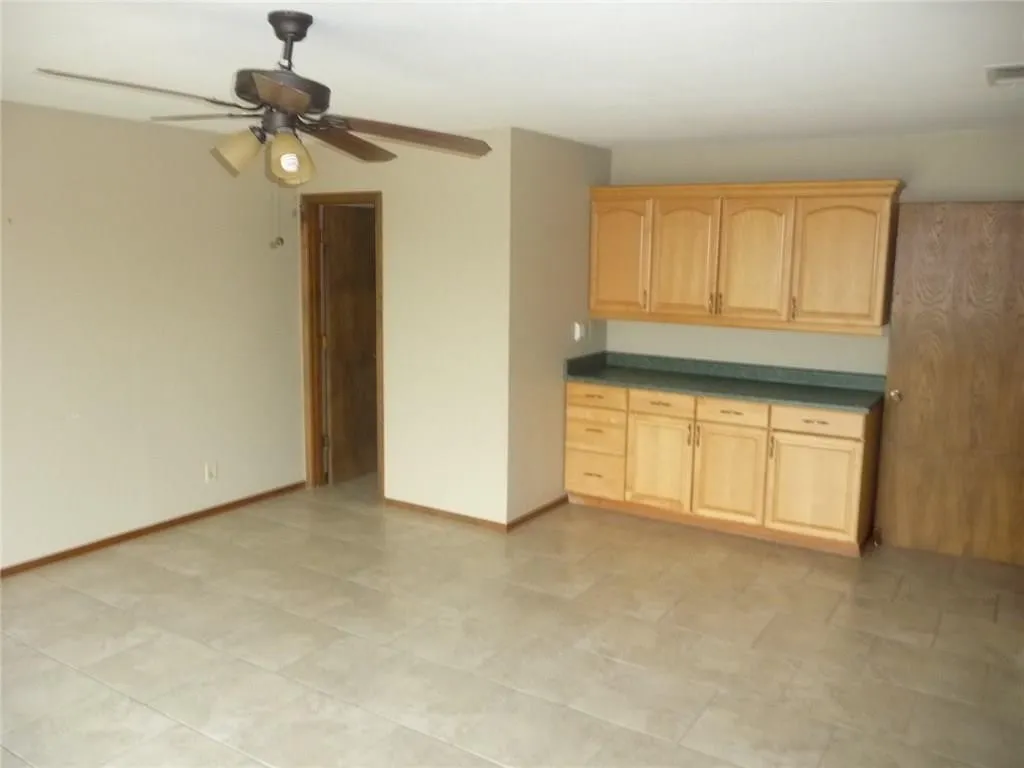 Single Family Residence For Rent in Collin County , 898 Ridgeview Road, Melissa, Texas 75454, 3 Bedrooms, 3 Bathrooms, 2 Garage spaces, 2,131 Sqft, built in 1981, Price $2,000, mls#21340827, Real Estate Agent in Melissa, Homes For Rent in Collin county, Homes For Rent in Melissa, Realtor in Melissa Texas, Real Estate Brokerage Independent Realty Texas, Luminita Cordes Realtor