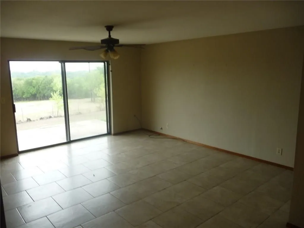 Single Family Residence For Rent in Collin County , 898 Ridgeview Road, Melissa, Texas 75454, 3 Bedrooms, 3 Bathrooms, 2 Garage spaces, 2,131 Sqft, built in 1981, Price $2,000, mls#21340827, Real Estate Agent in Melissa, Homes For Rent in Collin county, Homes For Rent in Melissa, Realtor in Melissa Texas, Real Estate Brokerage Independent Realty Texas, Luminita Cordes Realtor