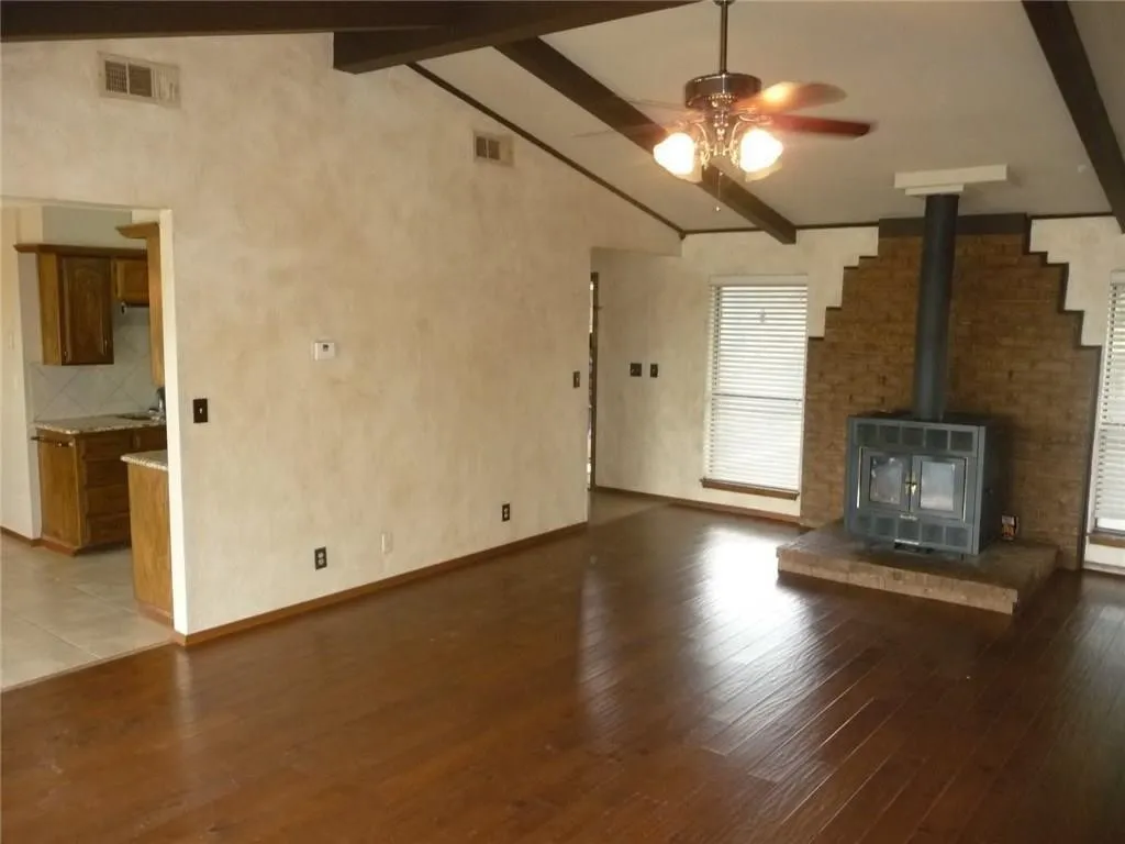 Single Family Residence For Rent in Collin County , 898 Ridgeview Road, Melissa, Texas 75454, 3 Bedrooms, 3 Bathrooms, 2 Garage spaces, 2,131 Sqft, built in 1981, Price $2,000, mls#21340827, Real Estate Agent in Melissa, Homes For Rent in Collin county, Homes For Rent in Melissa, Realtor in Melissa Texas, Real Estate Brokerage Independent Realty Texas, Luminita Cordes Realtor