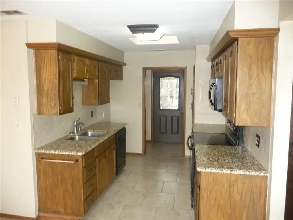 Single Family Residence For Rent in Collin County , 898 Ridgeview Road, Melissa, Texas 75454, 3 Bedrooms, 3 Bathrooms, 2 Garage spaces, 2,131 Sqft, built in 1981, Price $2,000, mls#21340827, Real Estate Agent in Melissa, Homes For Rent in Collin county, Homes For Rent in Melissa, Realtor in Melissa Texas, Real Estate Brokerage Independent Realty Texas, Luminita Cordes Realtor