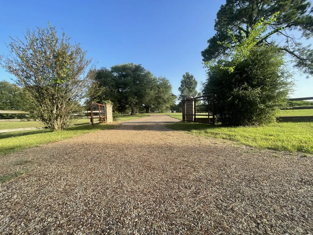 Single Family Residence For Sale in Henderson County , 7470 FM 317, Athens, Texas 75752, 3 Bedroom, 3 Bathroom, Garage spaces, 2,848 Sqft, built in 1967, mls#21340805, Real Estate Agent in Athens, Homes For Sale in Henderson county, Homes For Sale in Athens, Realtor in Athens Texas, Real Estate Brokerage Independent Realty Texas, Luminita Cordes Realtor
